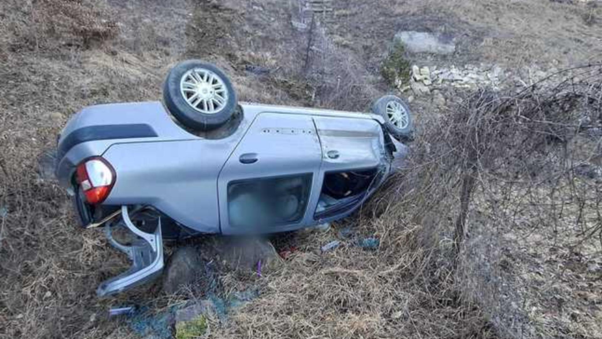 Cinci persoane rănite după ce un autoturism a căzut într-o râpă de zece metri, în județul Cluj/ Foto: ISU Cluj