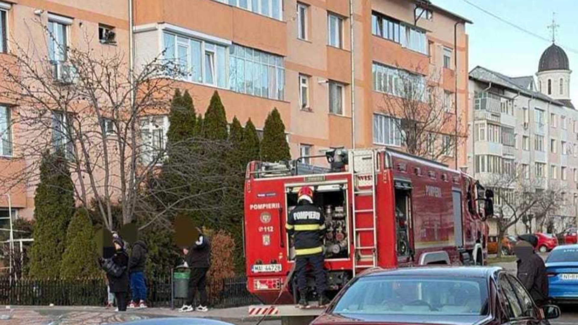 Tragedie într-un bloc din Piatra Neamț. FOTO: ISU 