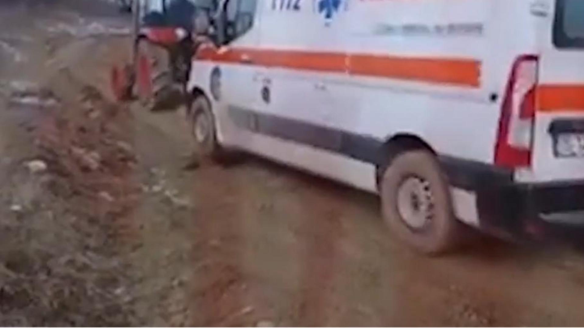Ambulanță blocată în noroi în Iași. Sursa foto: BZI Iași.
