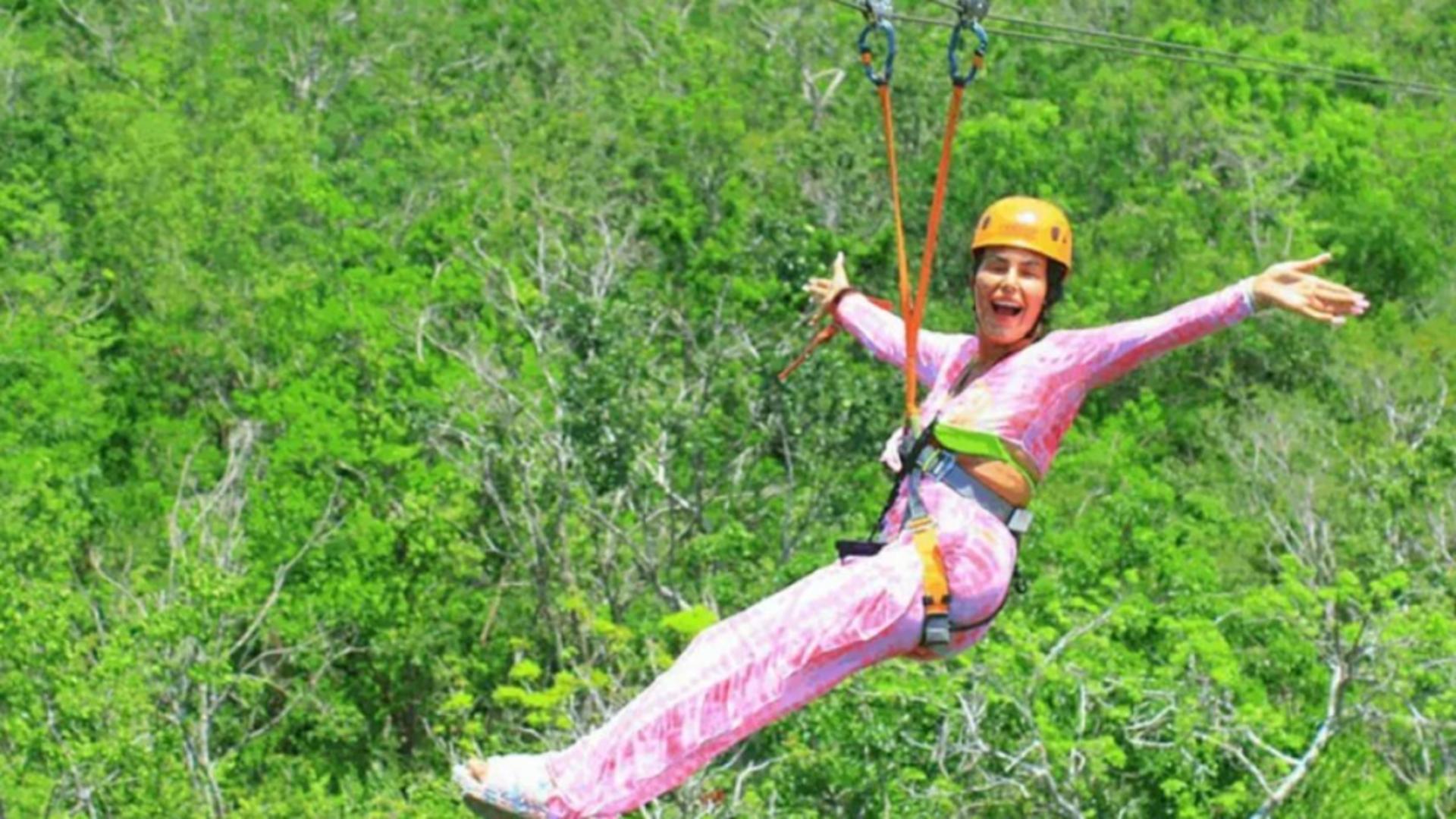 Tânără pe tiroliană