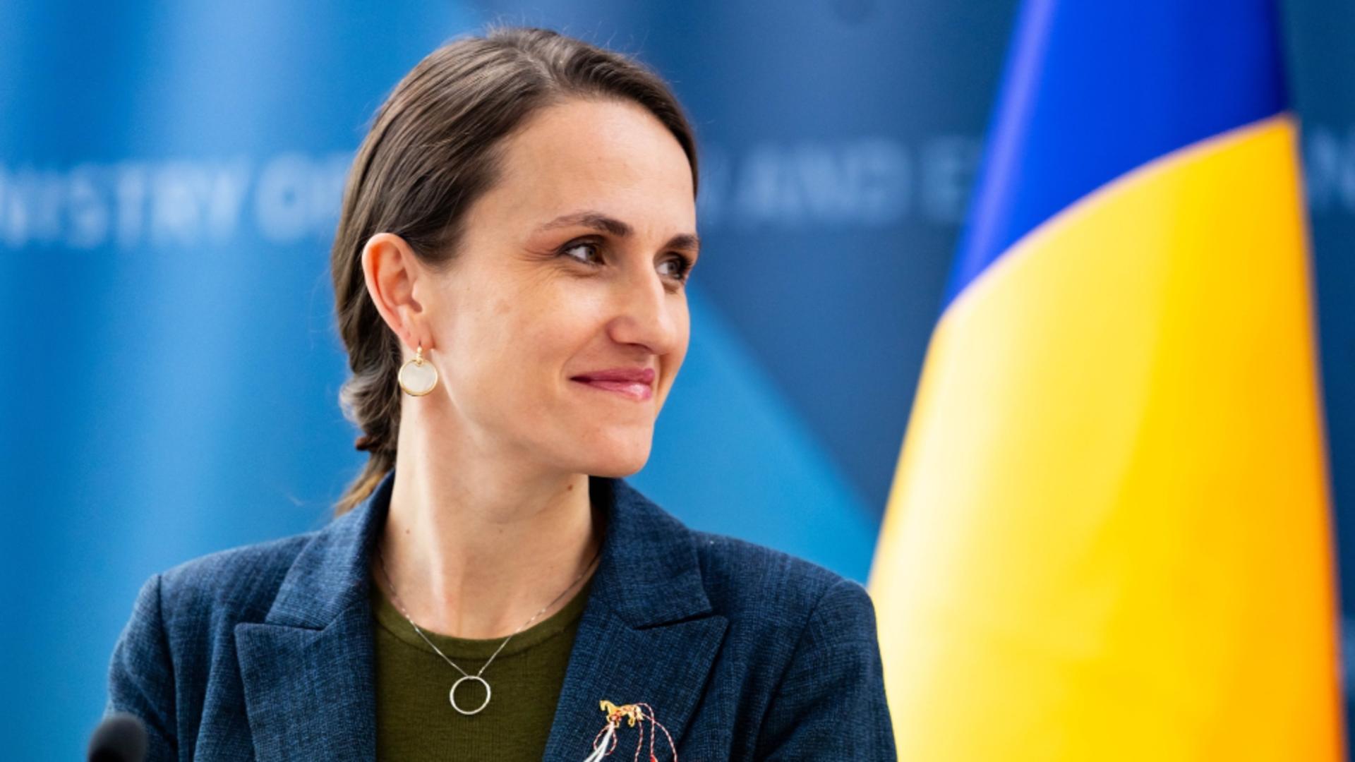 Ministrul de externe îi ignoră pe românii întorși din Orientul Mijlociu.  Oana Țoiu, deranjată când este întrebată despre situația lor