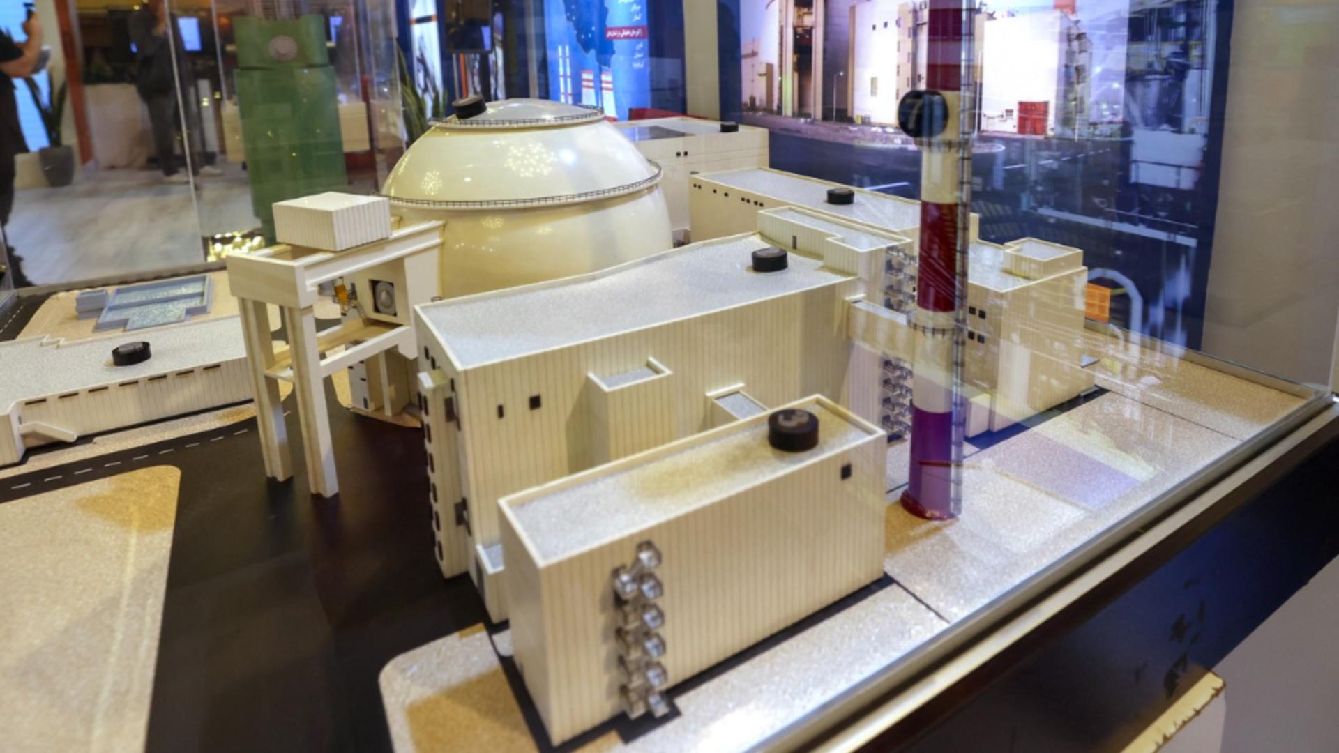 Macheta centralei nucleare Bushehr din Iran, la o expoziție din 2024. Foto: Profimedia