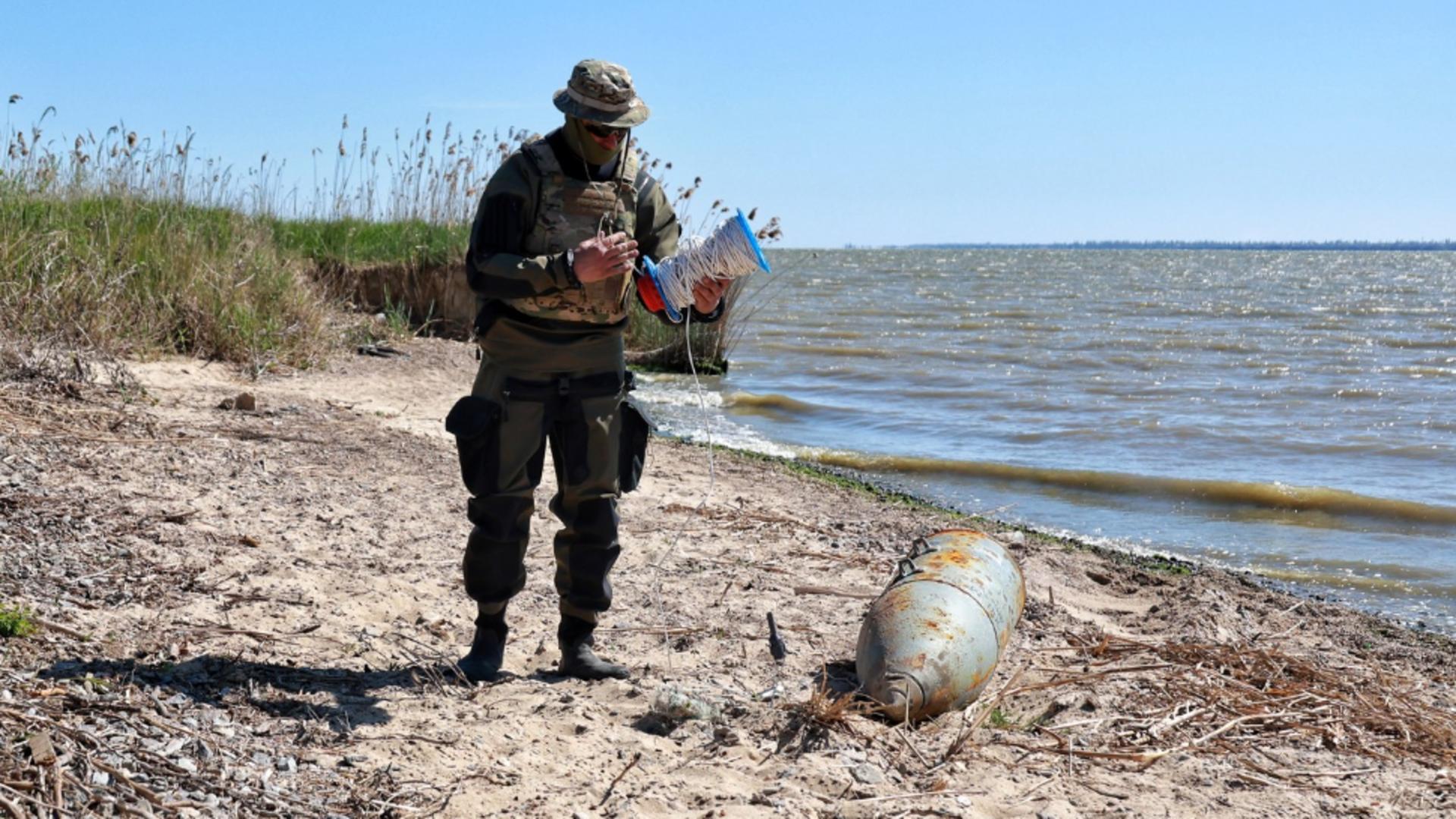 Genist ucrainean lângă o bombă aeriană rusească (Profimedia)