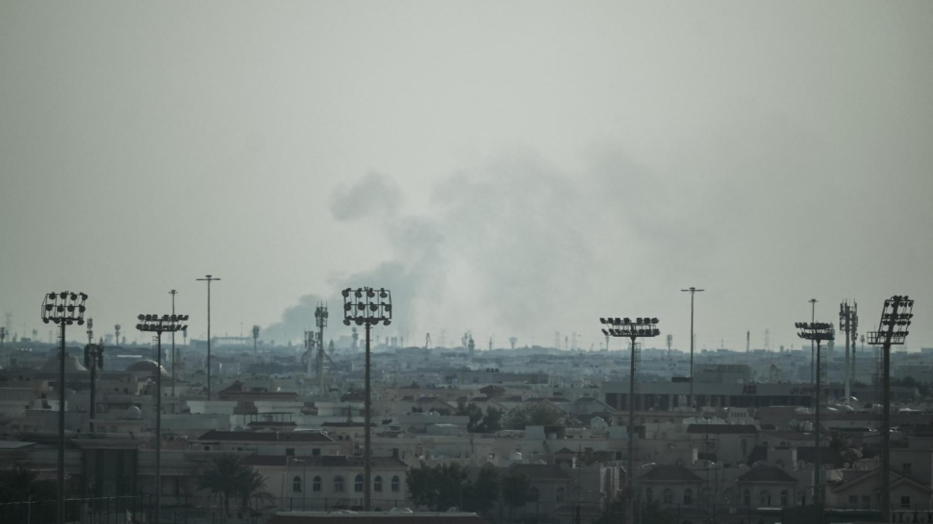 Coloane de fum in direcția bazei aeriene Al Udeid (Profimedia)