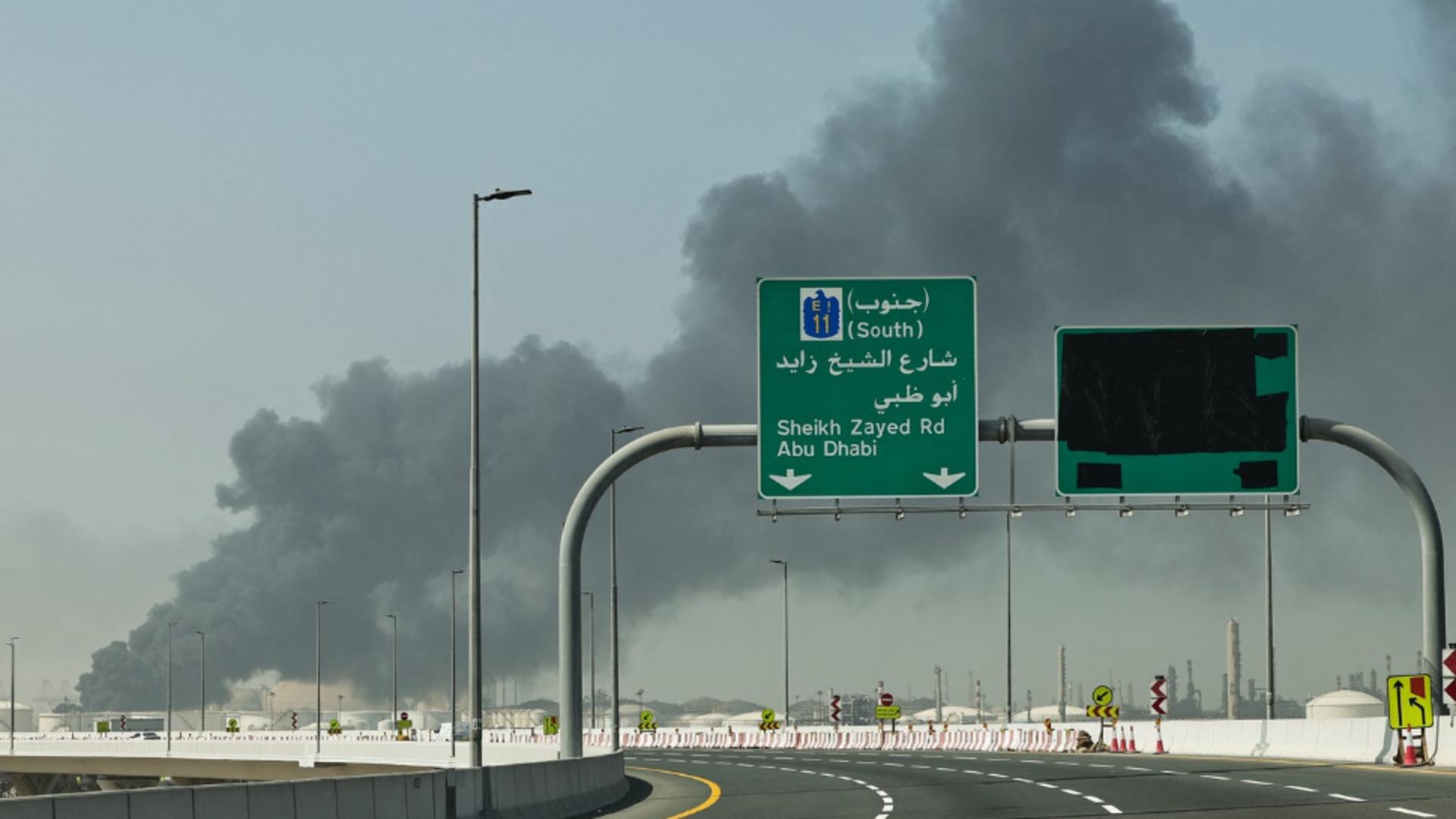 Coloana de fum deasupra portului Jebel Ali, Dubai (arhiva, Profimedia)
