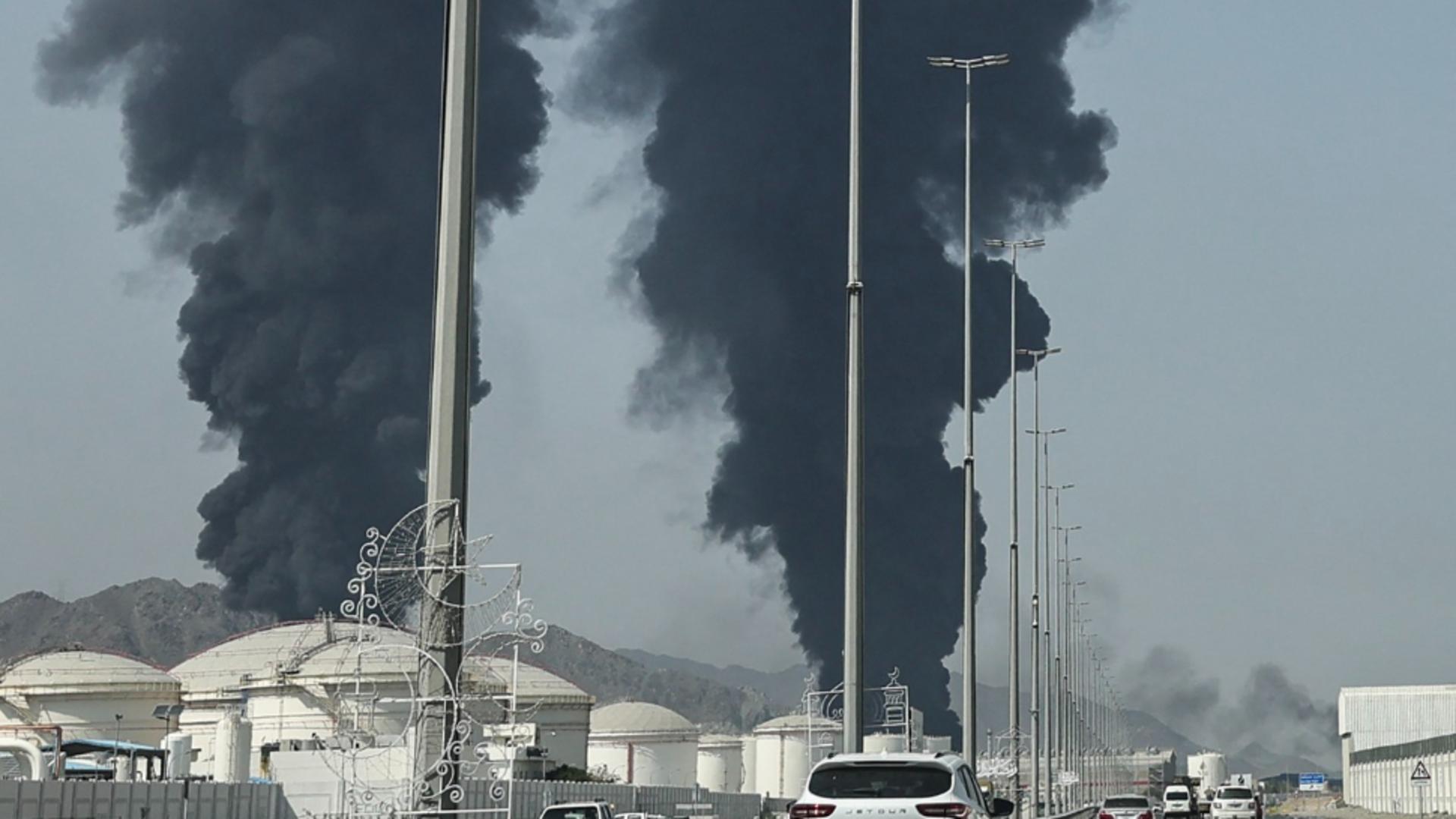 Coloanele de fum au fost vizibile de la mare distanță (Profimedia)