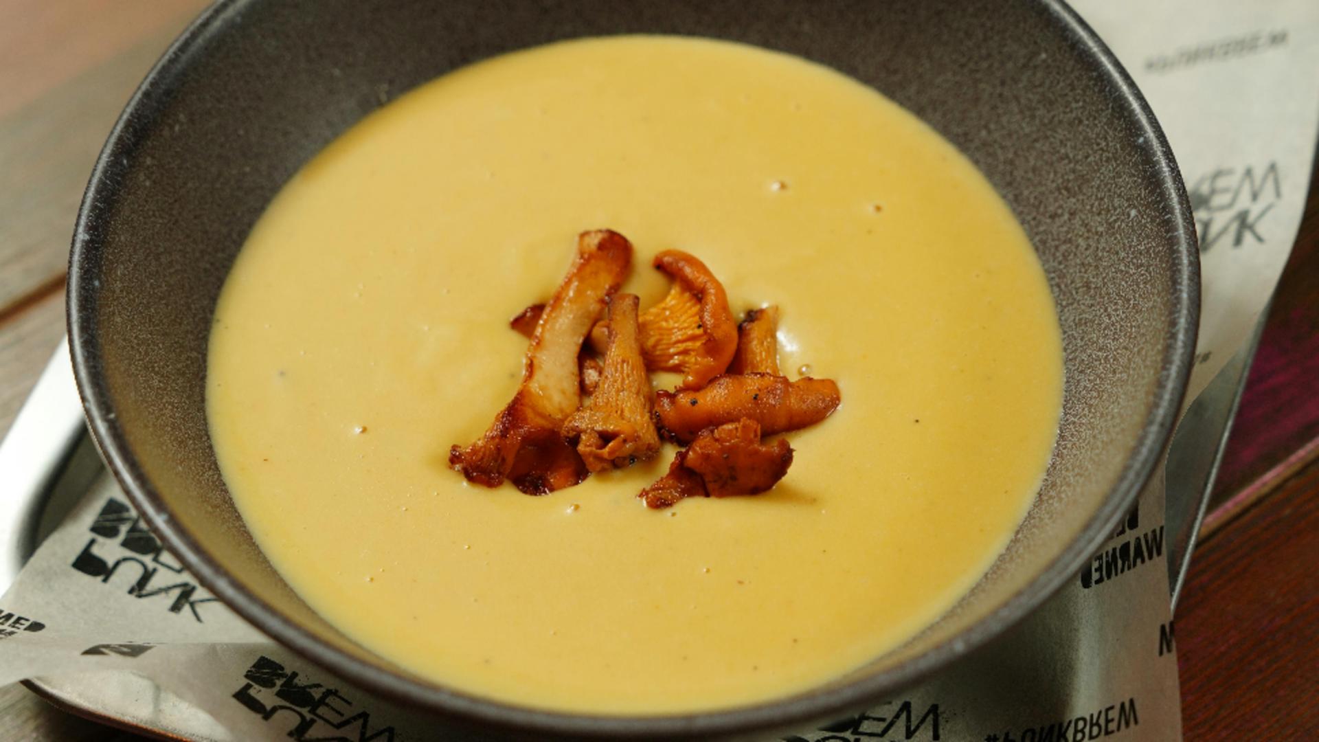 Supă-cremă de ciuperci cu mazăre. O mâncare hrănitoare, gustoasă și de post