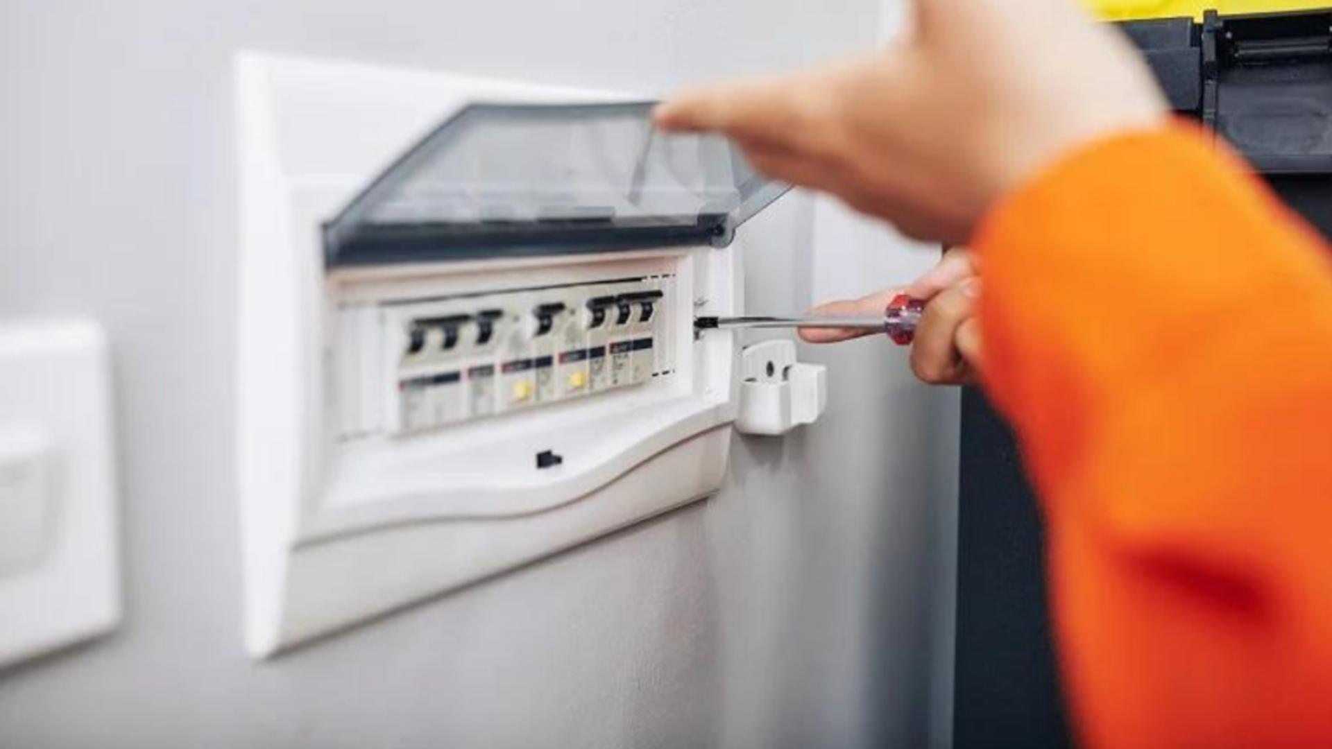 Butonul de pe tabloul electric care te scapă de multe cheltuieli