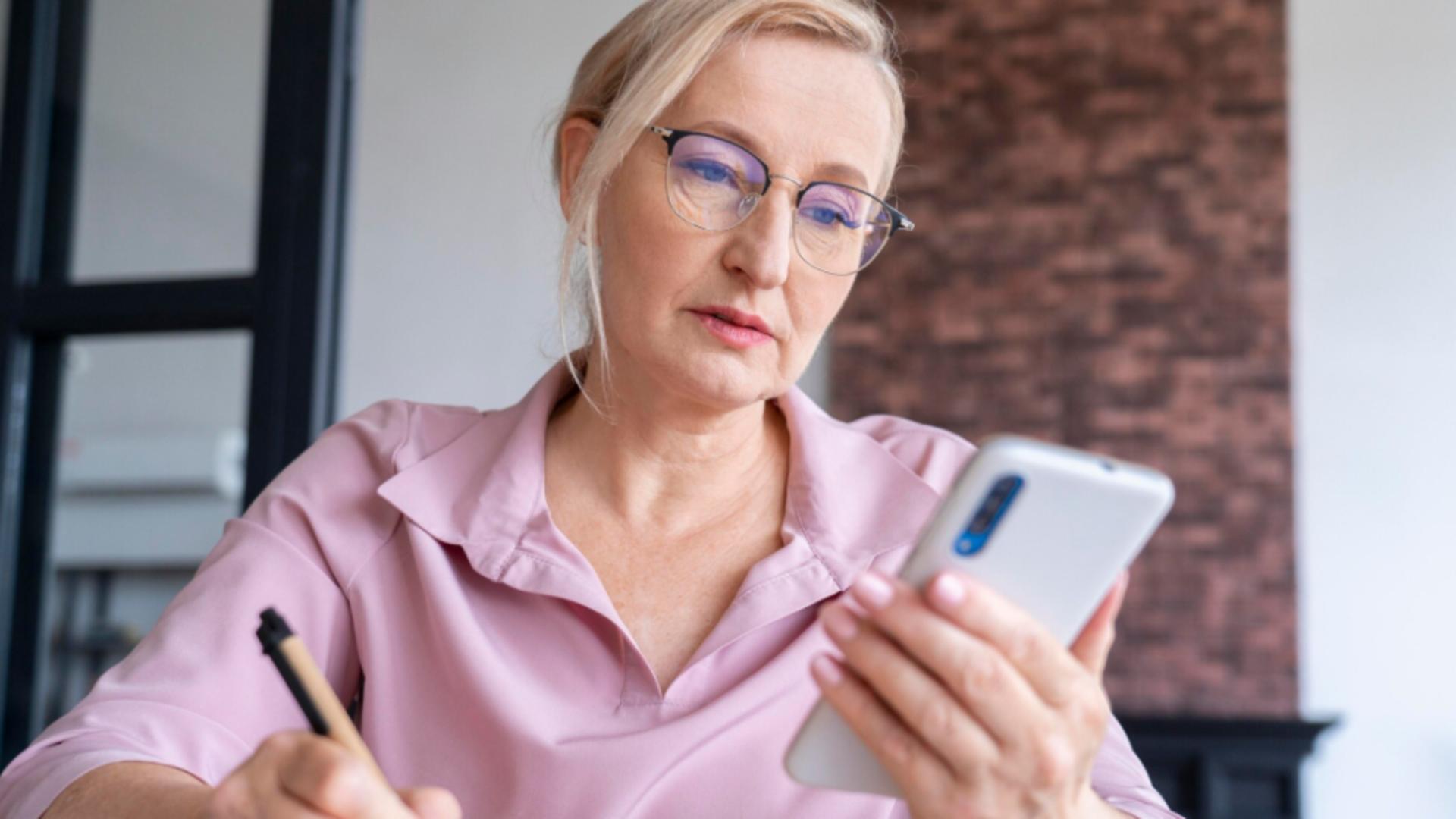 O femeie din Neamț a pierdut aproape 50.000 de lei după un simplu apel. Foto ilustrativ