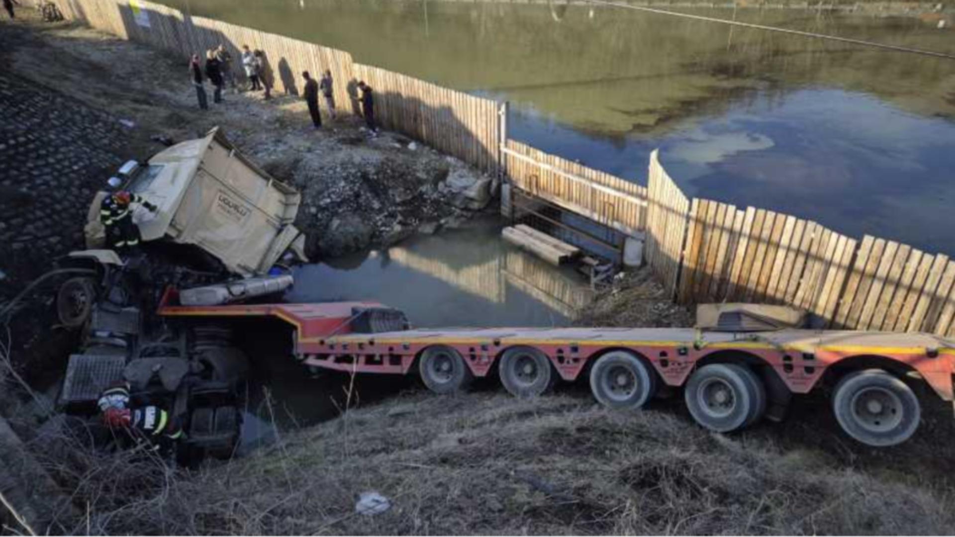 Trafic blocat pe pe DN 7, în județul Vâlcea. FOTO: IPJ