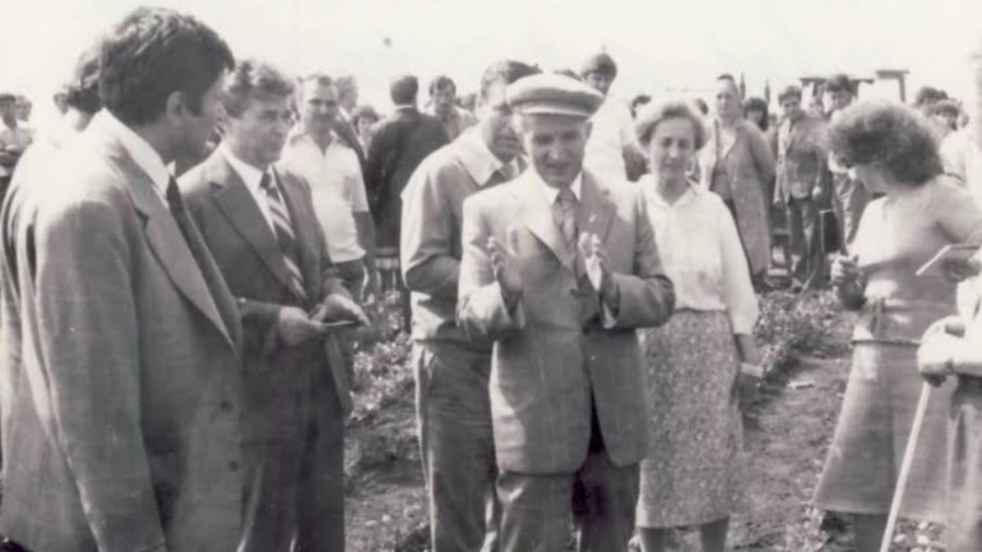 Nicolae Ceaușescu, in vizită la un complex agrozootehnic 