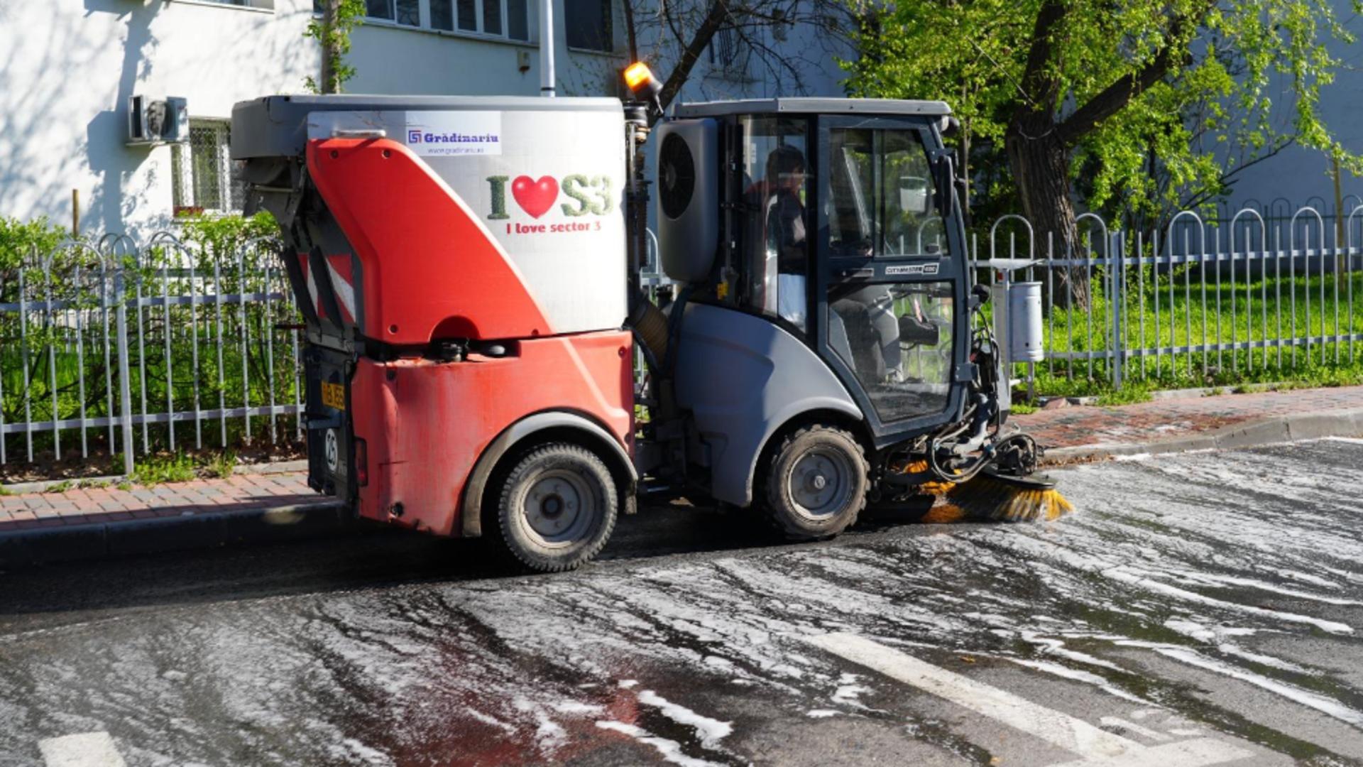 Un program lunar pentru spălarea parcărilor.