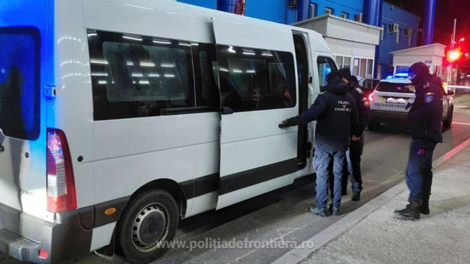 Noi descoperiri la granița României: 21 de migranți fără acte, găsiți într-un microbuz în timpul unui control-fulger în Dolj