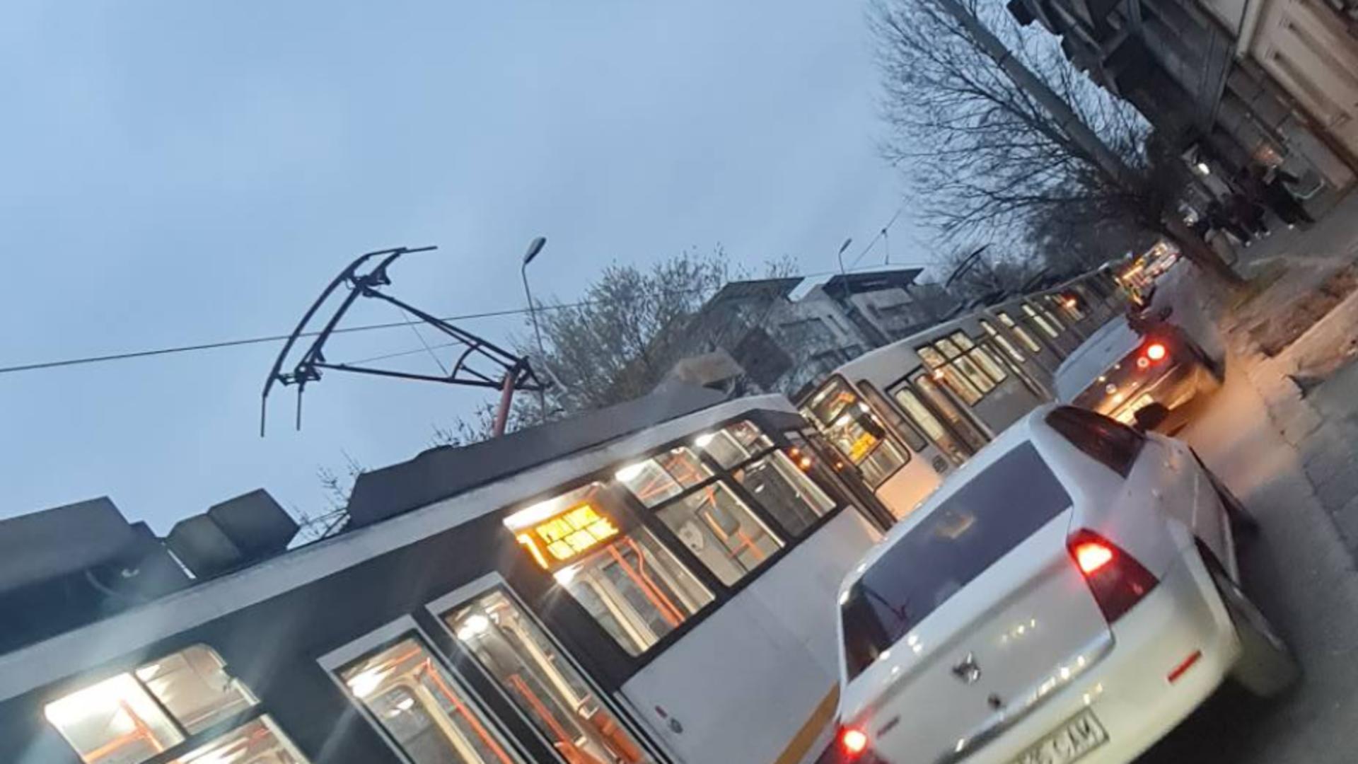 Tramvai deraiat în zona Parcului Carol. O nouă zi de haos în transportul public din București