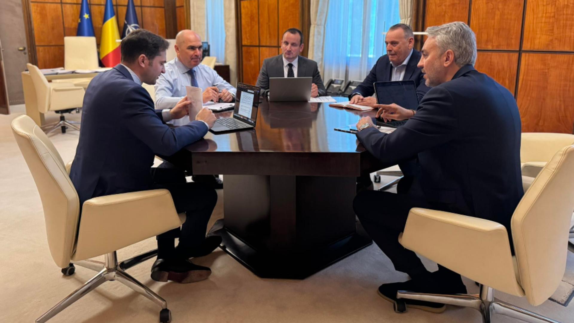 Discuție în biroul premierului Ilie Bolojan