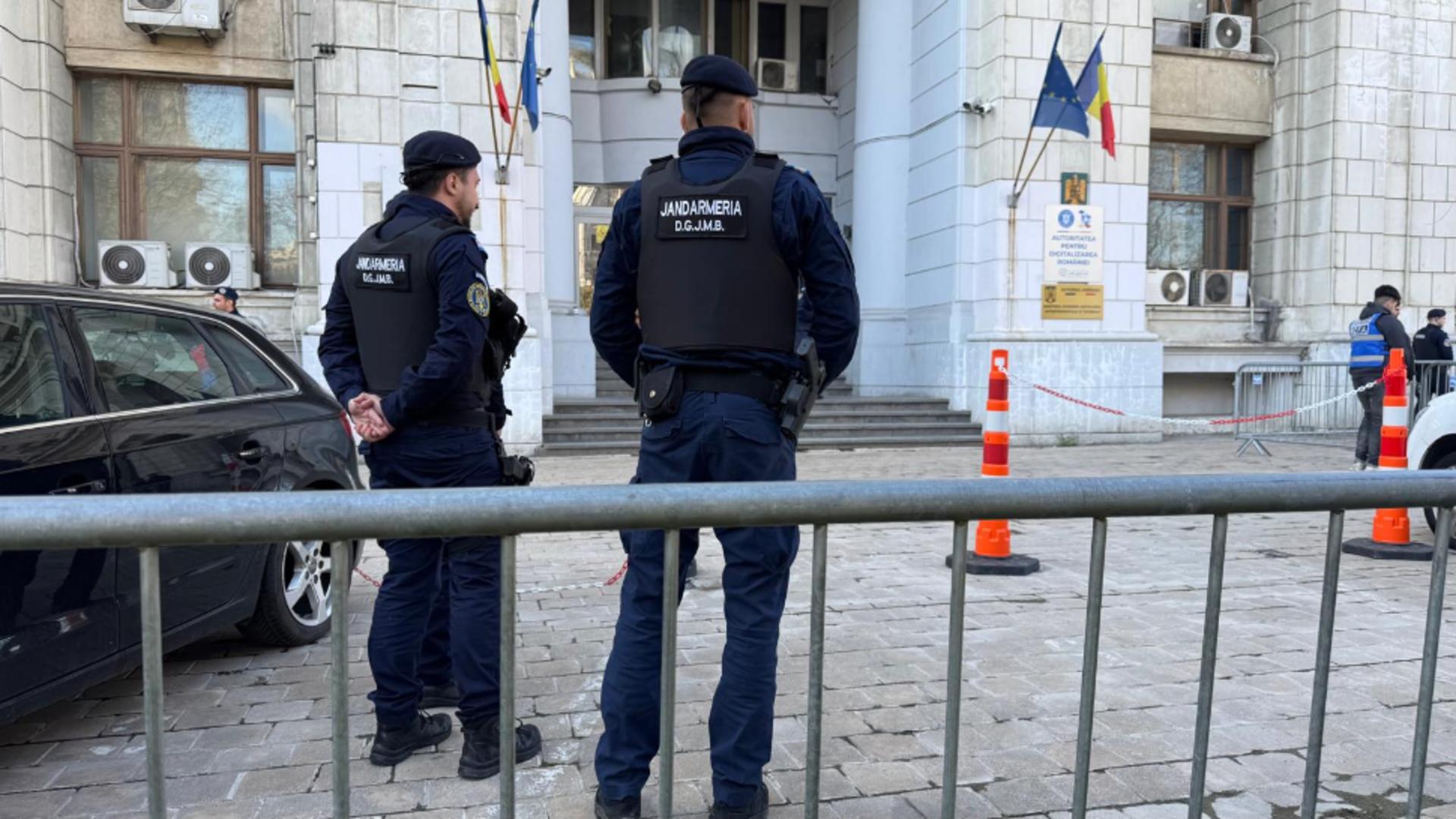 Protest pașnic în fața CNA, după suspendarea licenței Realitatea Plus. Zeci de oameni denunță abuzul și strigă: "Jos dictatura!"- LIVE TEXT 