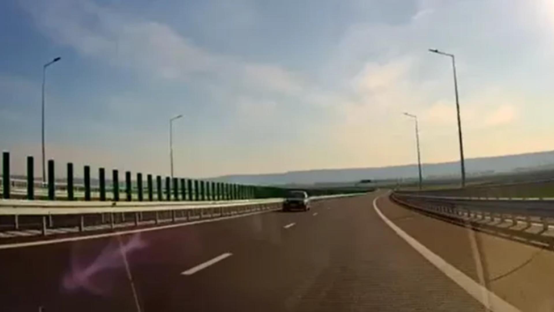 Mașină pe autostradă.