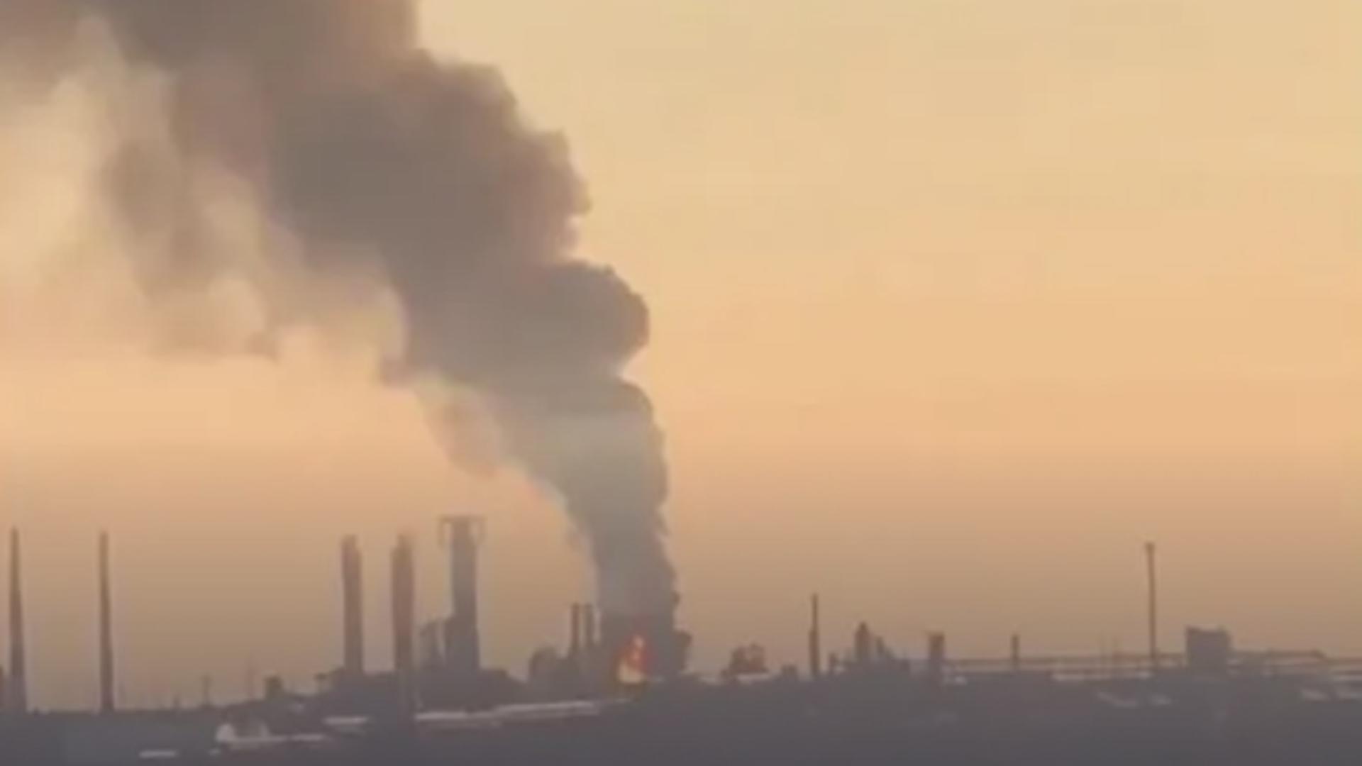 Rafinărie în flăcări în Rusia, după un atac cu drone ucrainene la mare distanță de front/ Foto: X