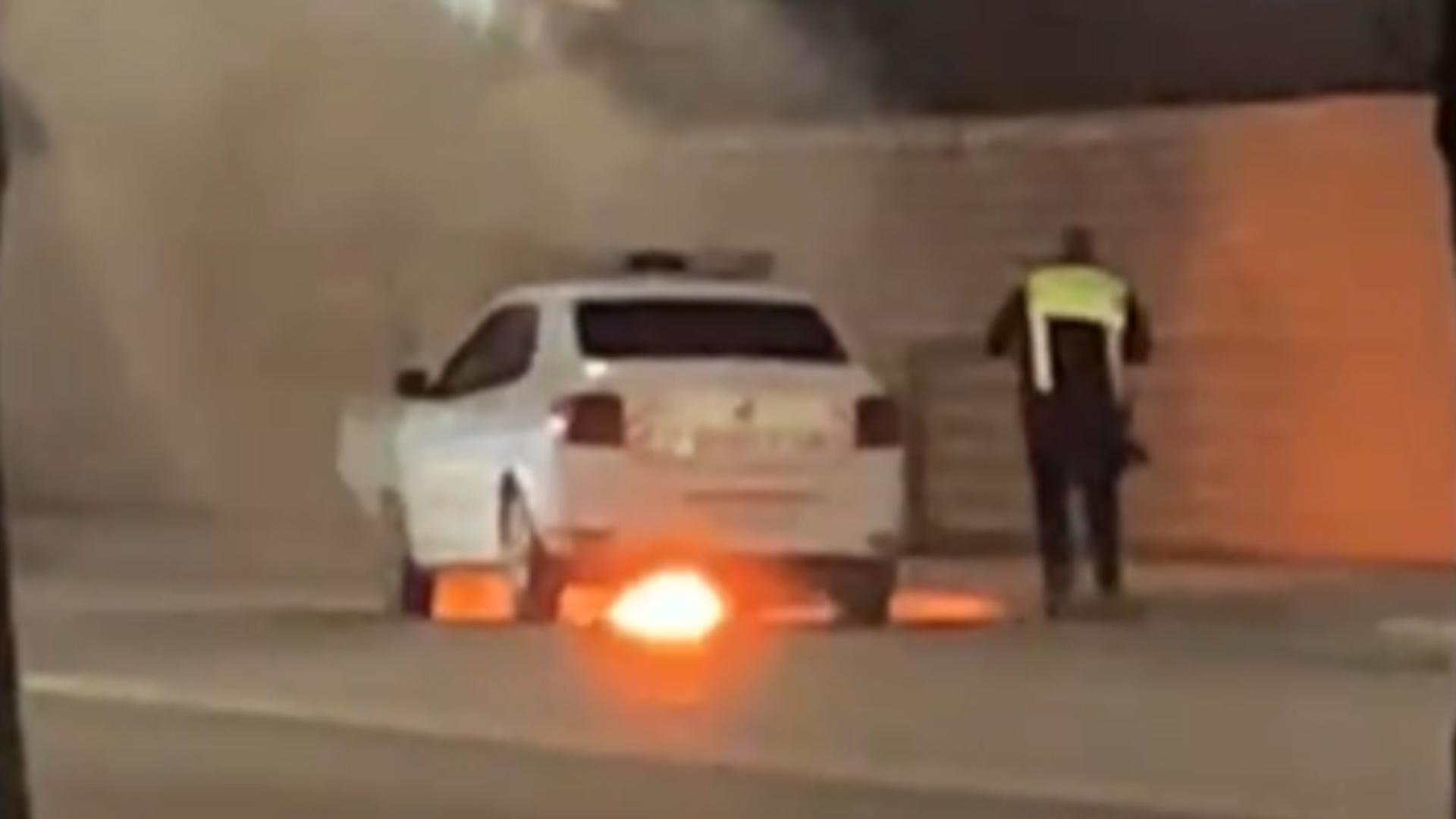 Mașină de poliție în flăcări.