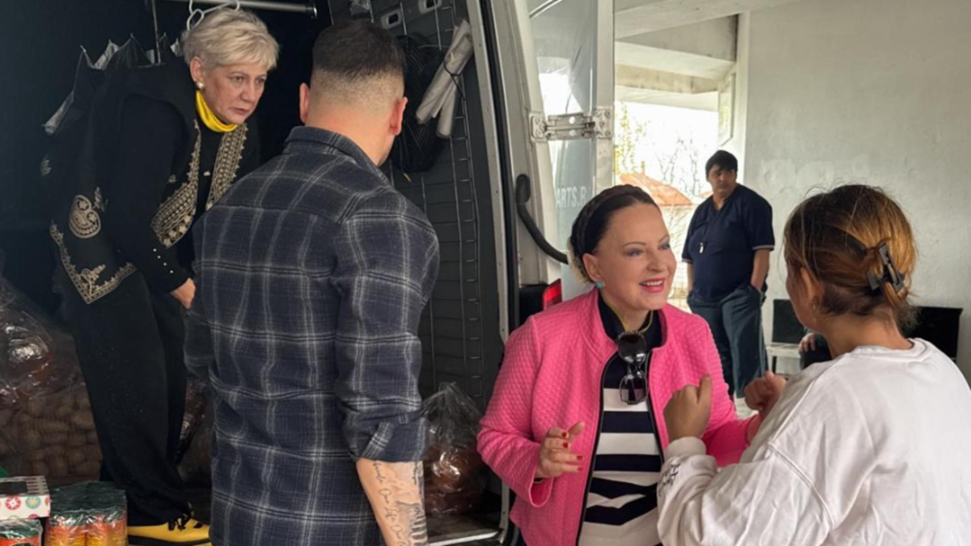 Maria Dragomiroiu și Marilena Adam, alături de nevoiași.