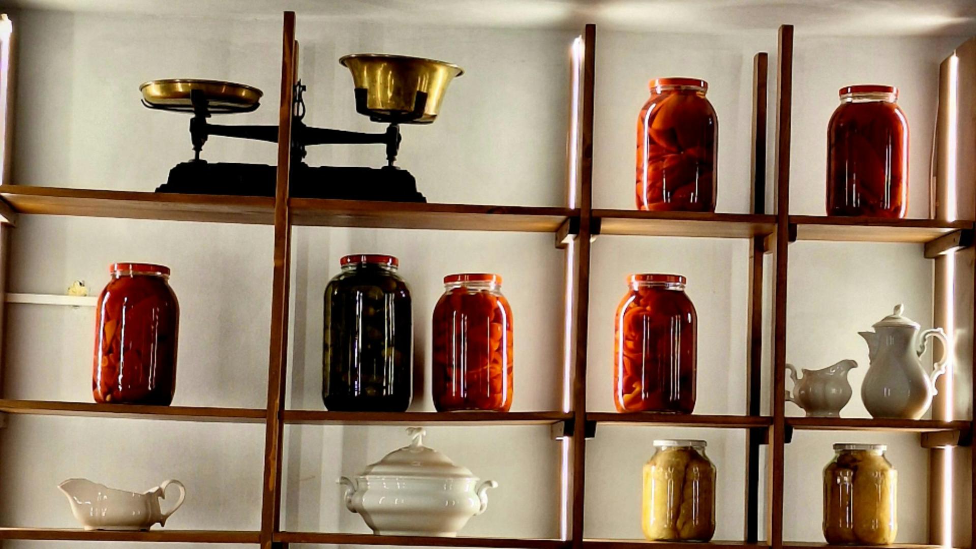 Alimente care nu expiră niciodată. Ce poți păstra în cămară cu anii fără să se altereze