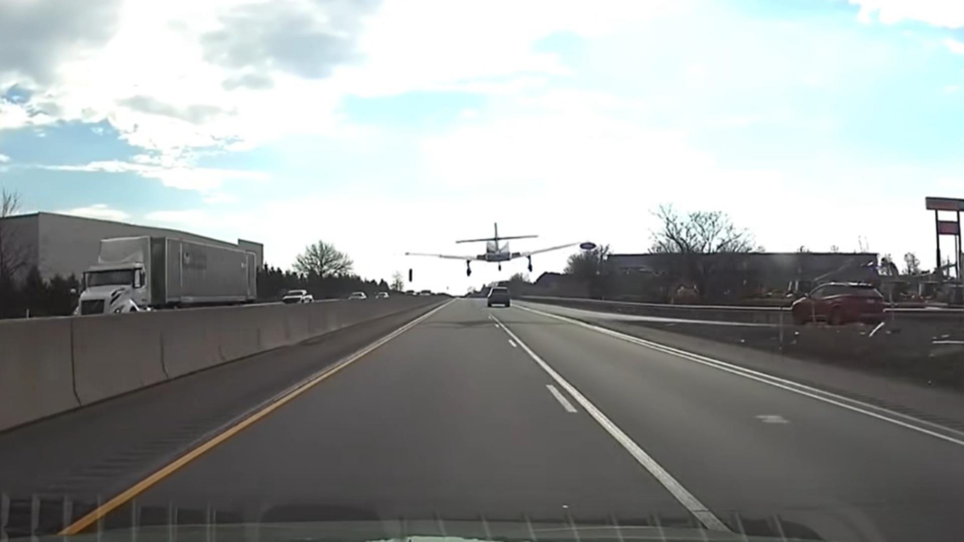 Un pilot veteran a reușit imposibilul: a aterizat de urgență pe autostrada. Captură Foto