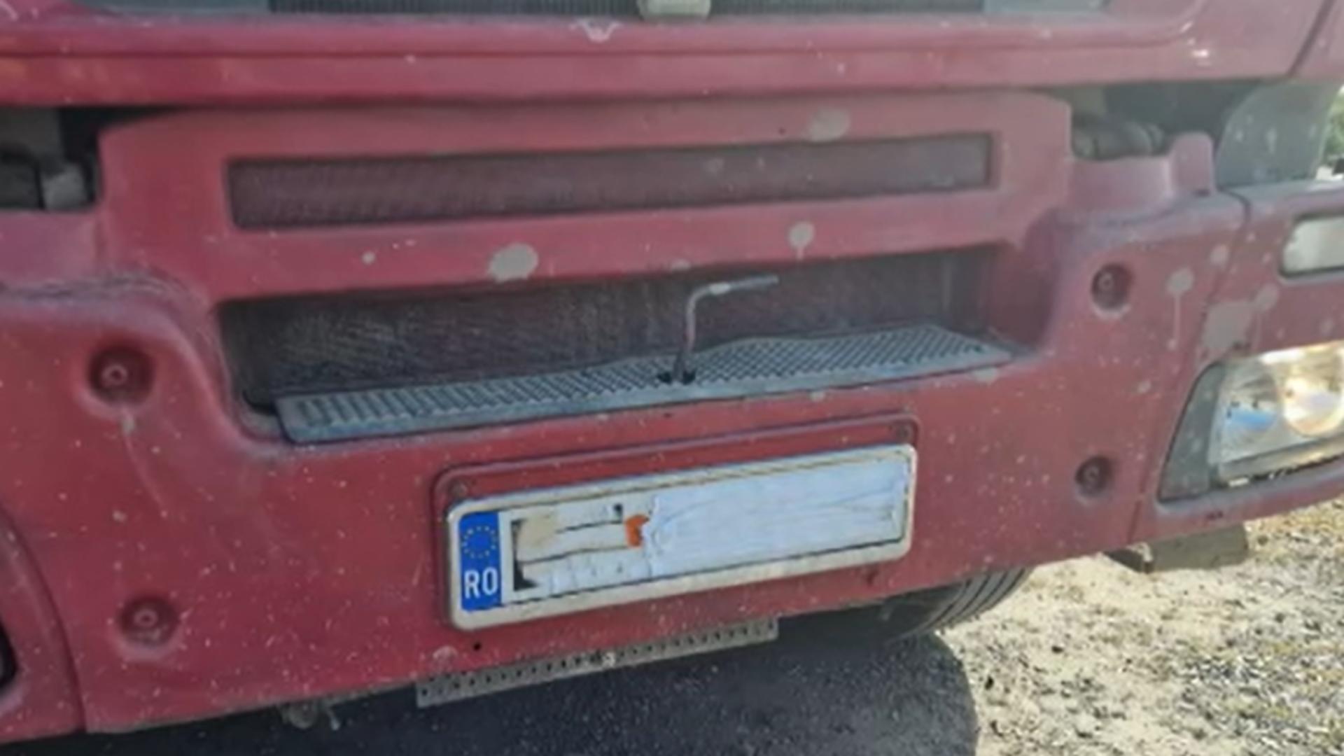 Și-a acoperit numerele de înmatriculare cu bandă 