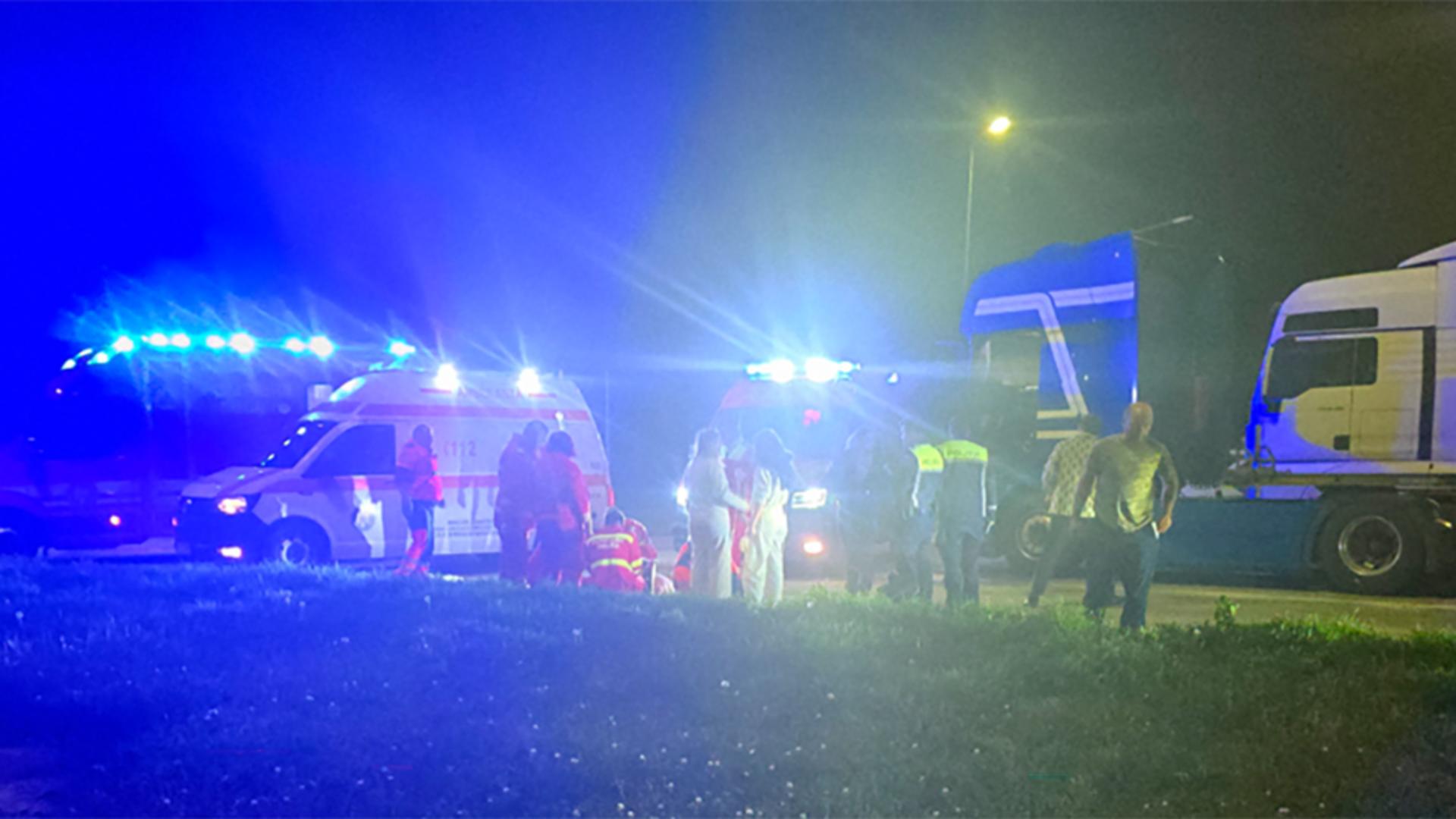 Un șofer de TIR este resuscitat în aceste momente de echipajele medicale. Foto/ziarulamprenta