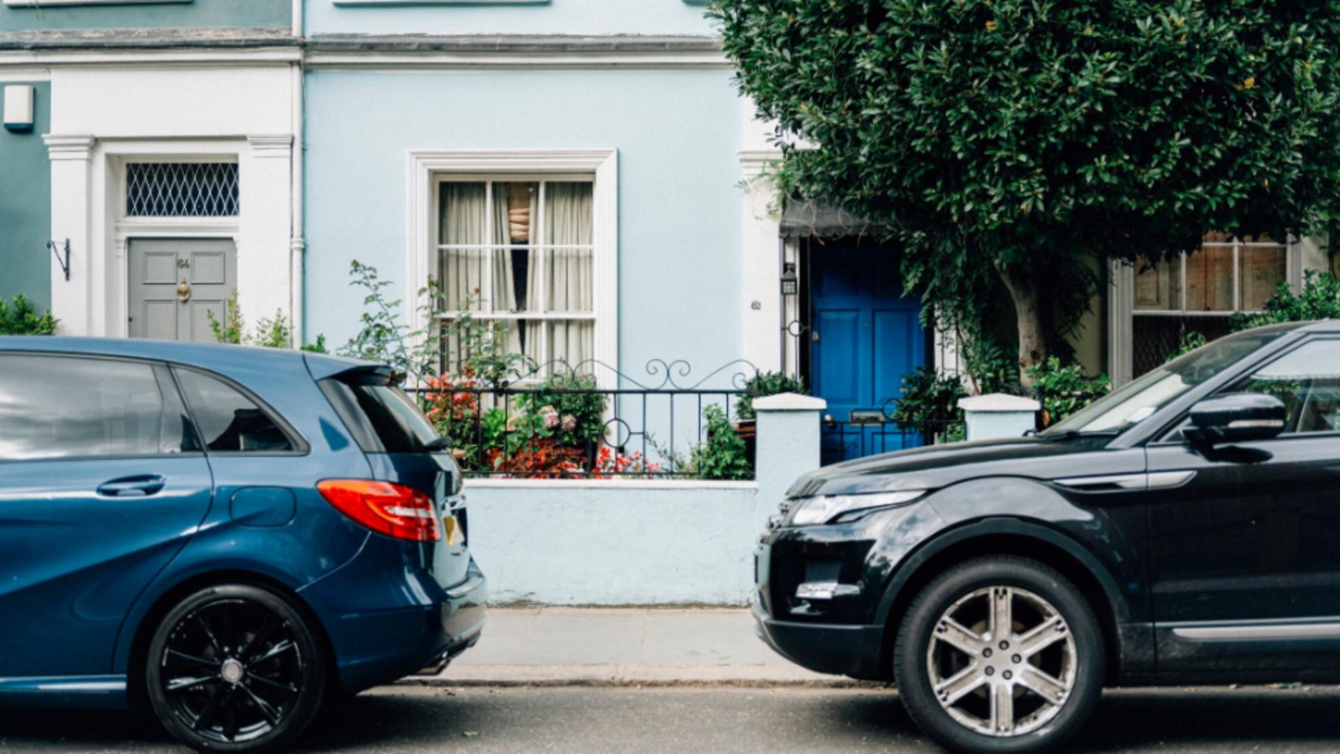 Gata cu mașinile pe trotuar