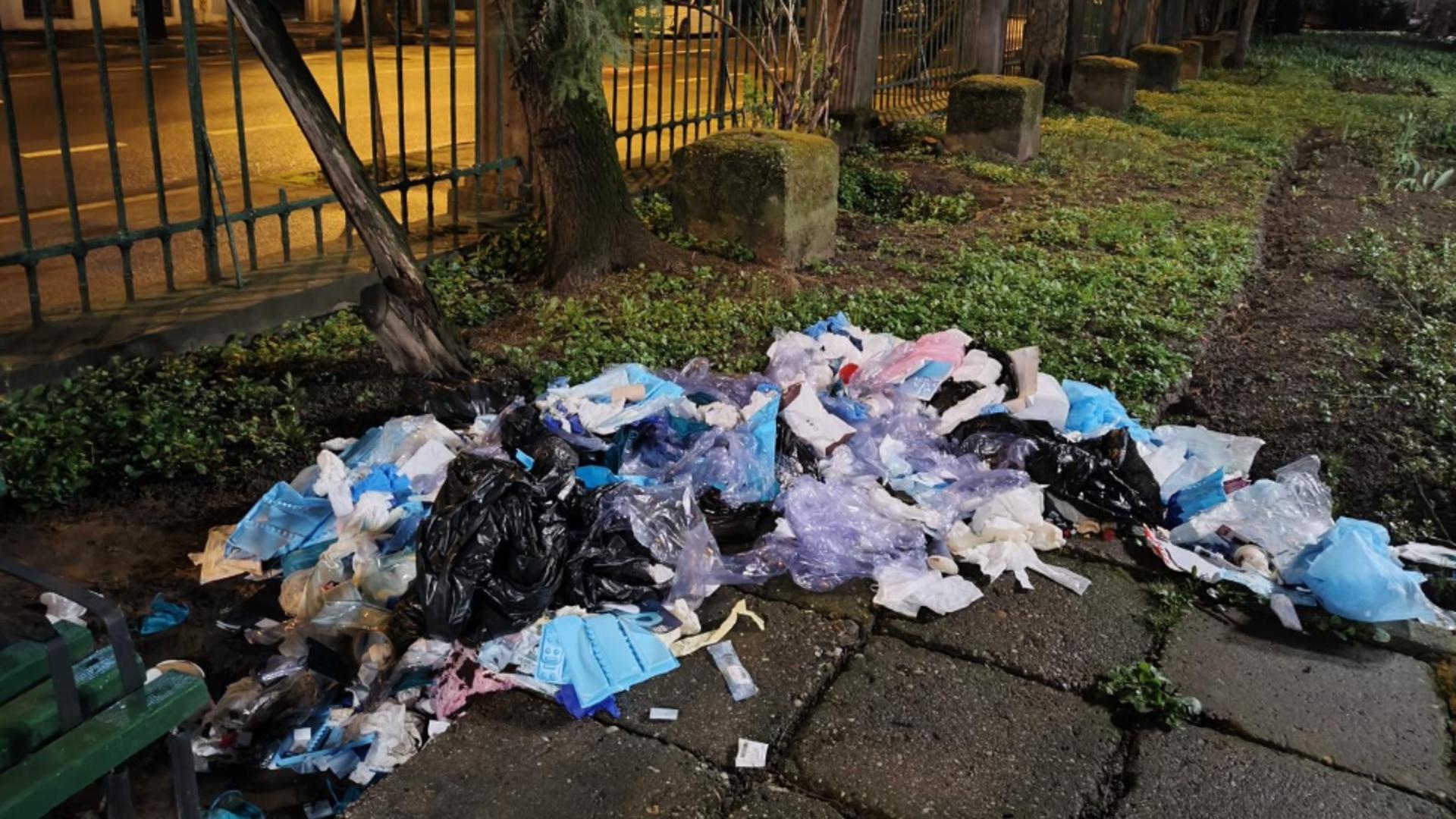 Amendă de 70.000 de lei după ce saci cu deșeuri medicale au fost aruncați în Parcul Cișmigiu FOTO