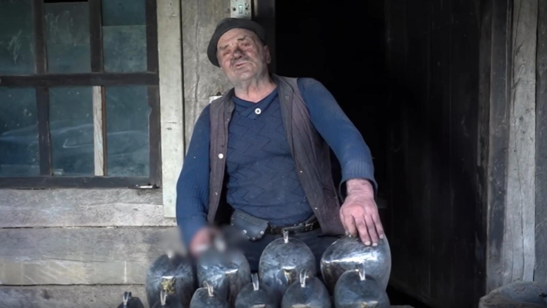 Grigore, ultimul meșter de clopote dintr-un sat din Bistița-Năsăud. FOTO: Captura Youtube
