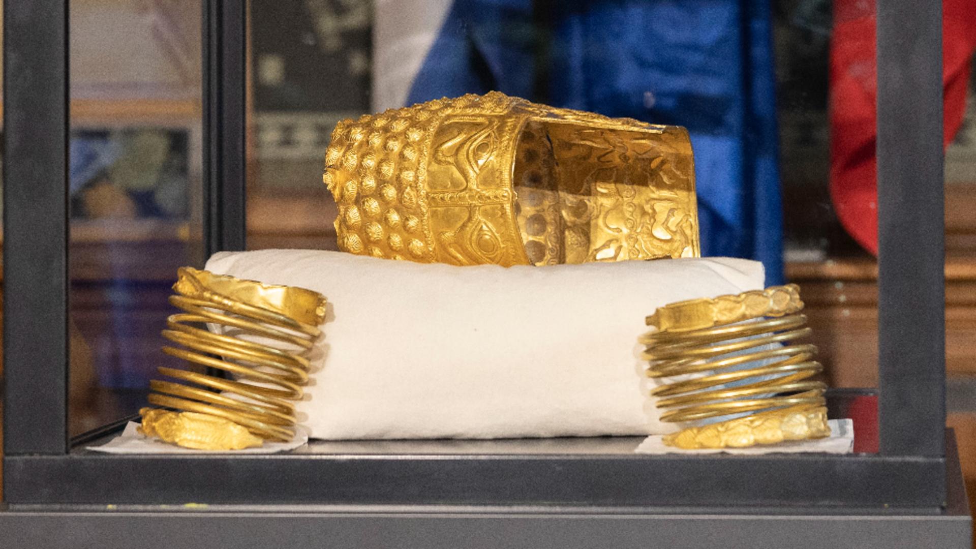 Coiful de la Coțofenești și brățările de aur, predate oficial României.