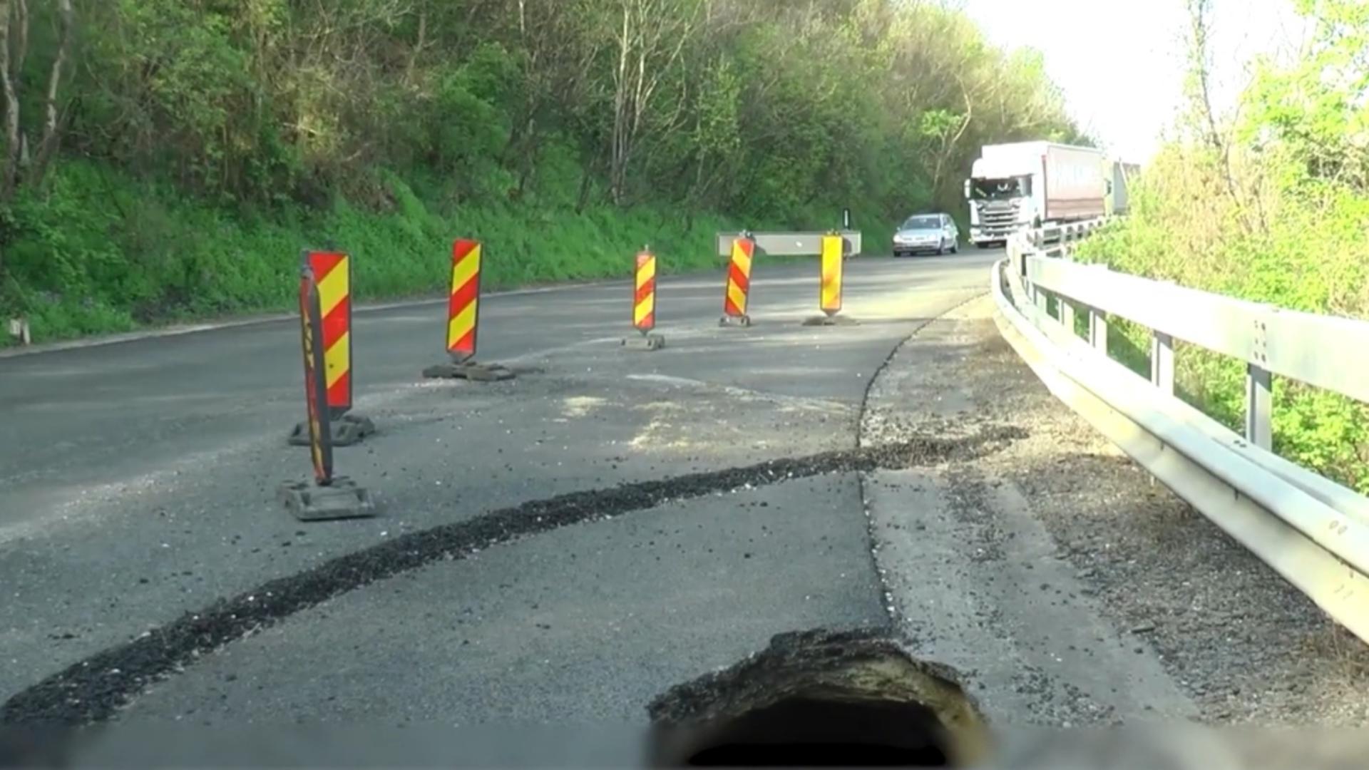 La începutul lunii februarie în carosabil a apărut un crater de peste 3 metri adâncime. Captură video