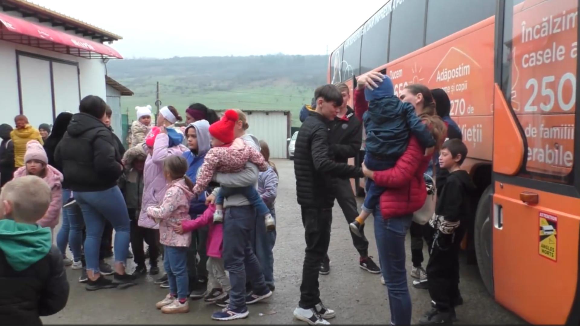 Părintele Damaschin a adus lumina în casele nevoiașe