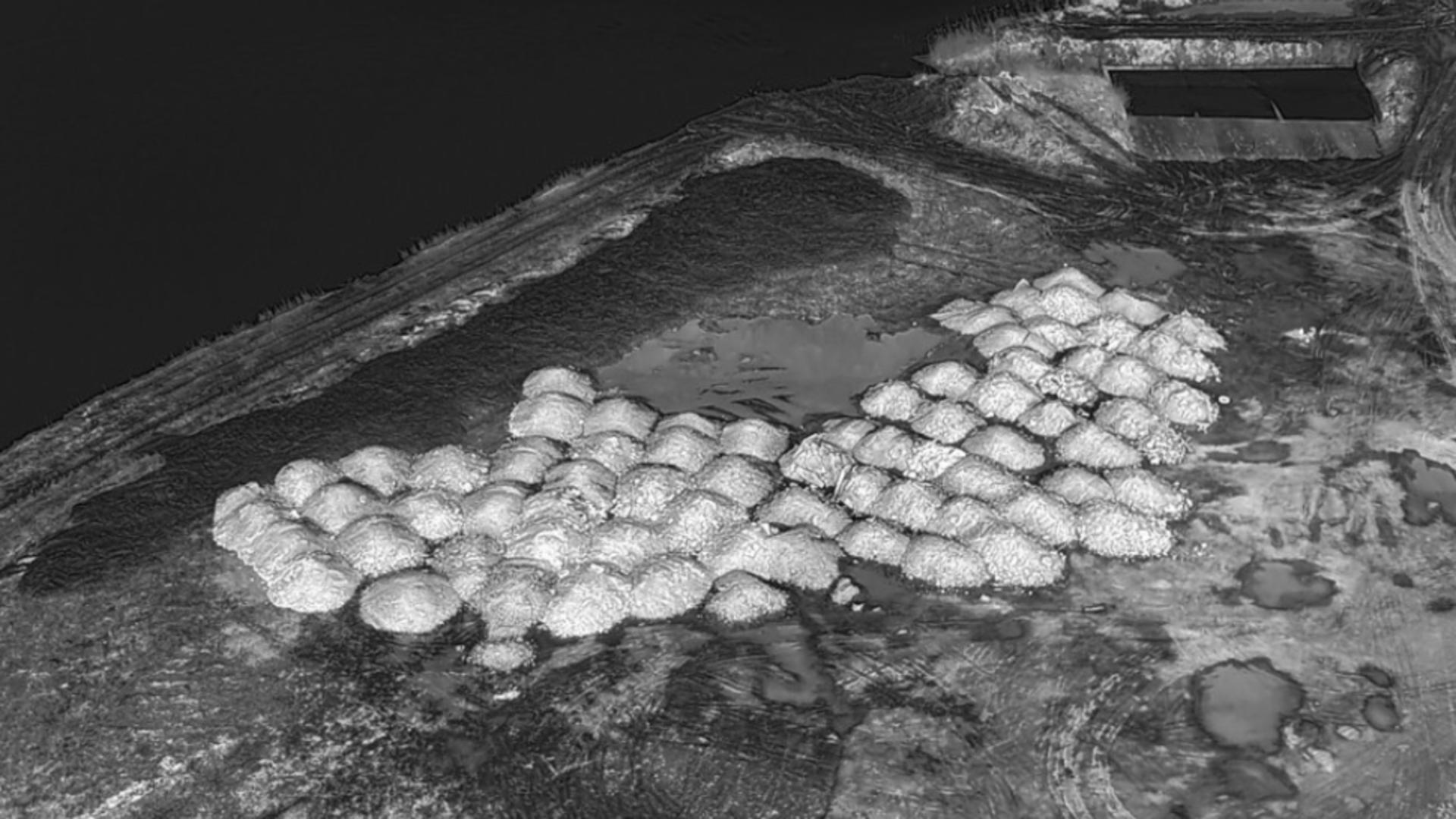 Depozite masive de deşeuri pe malul stâng al râului Siret