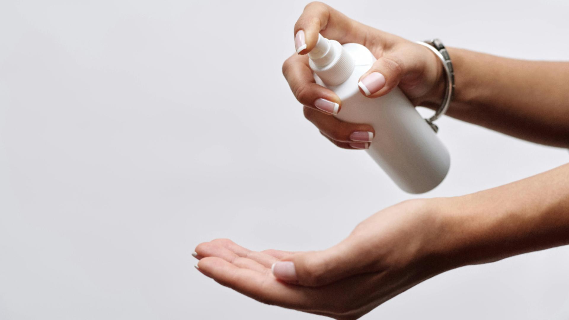 Pericolul invizibil din spray-urile dezinfectante. Ce afecțiuni grave pot să provoace substanțele chimice?