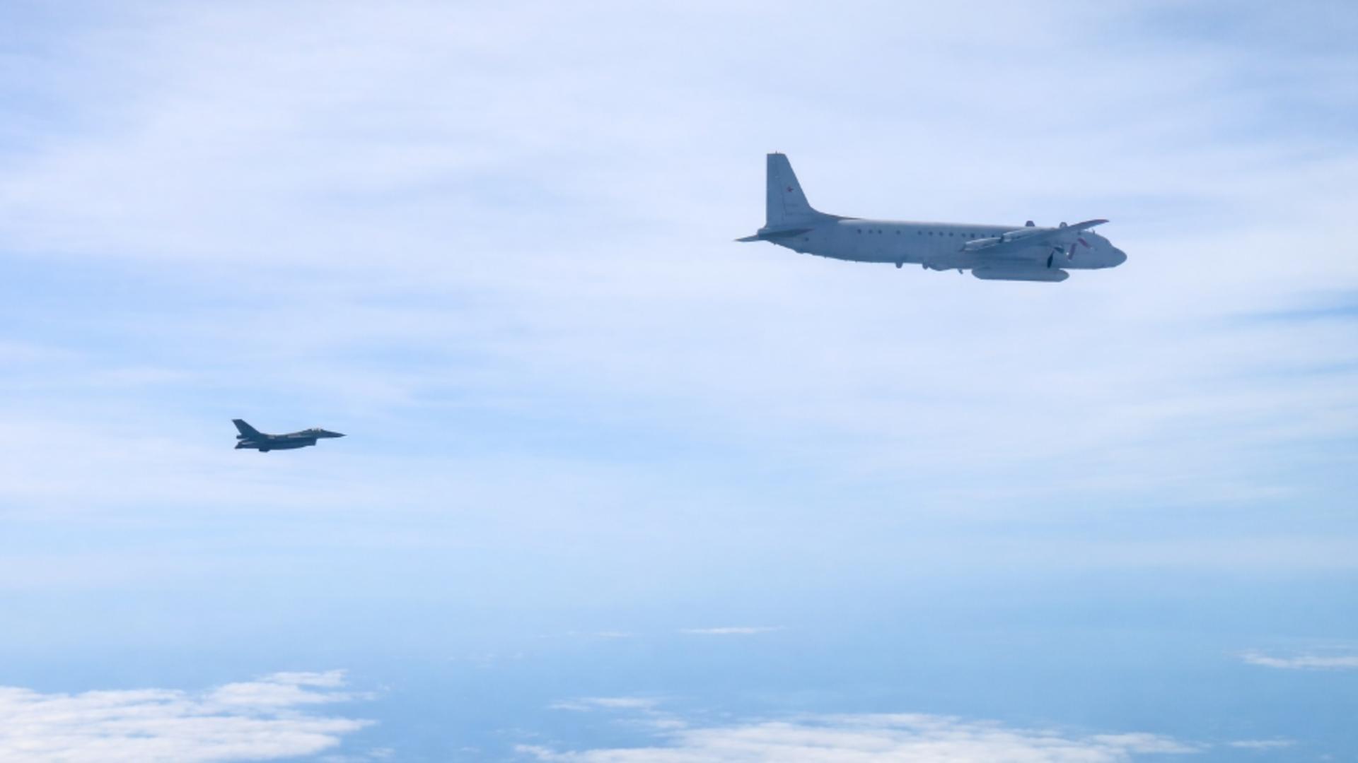 Aeronava rusă a fost detectată zburând fără contact radio în spațiul aerian internațional. Foto/MApN