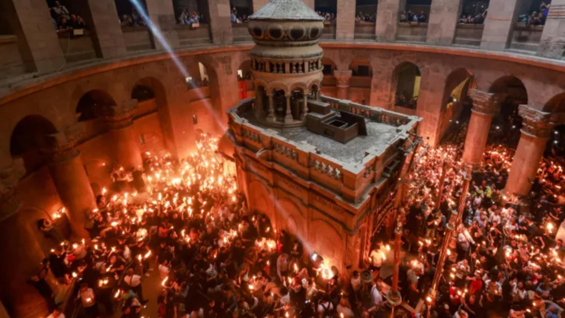 Lumina Sfântă s-a aprins la Ierusalim. Când va ajunge în România - VIDEO