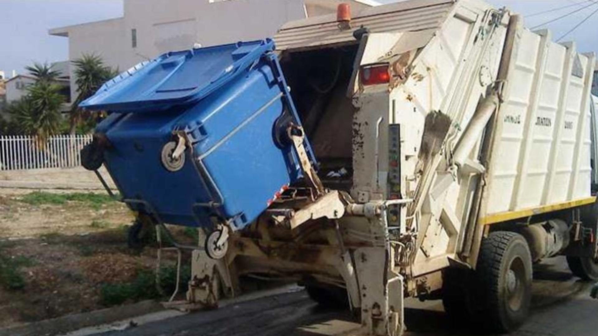 Român, salvat în ultimul moment de compactor. Foto: Ekathimerini
