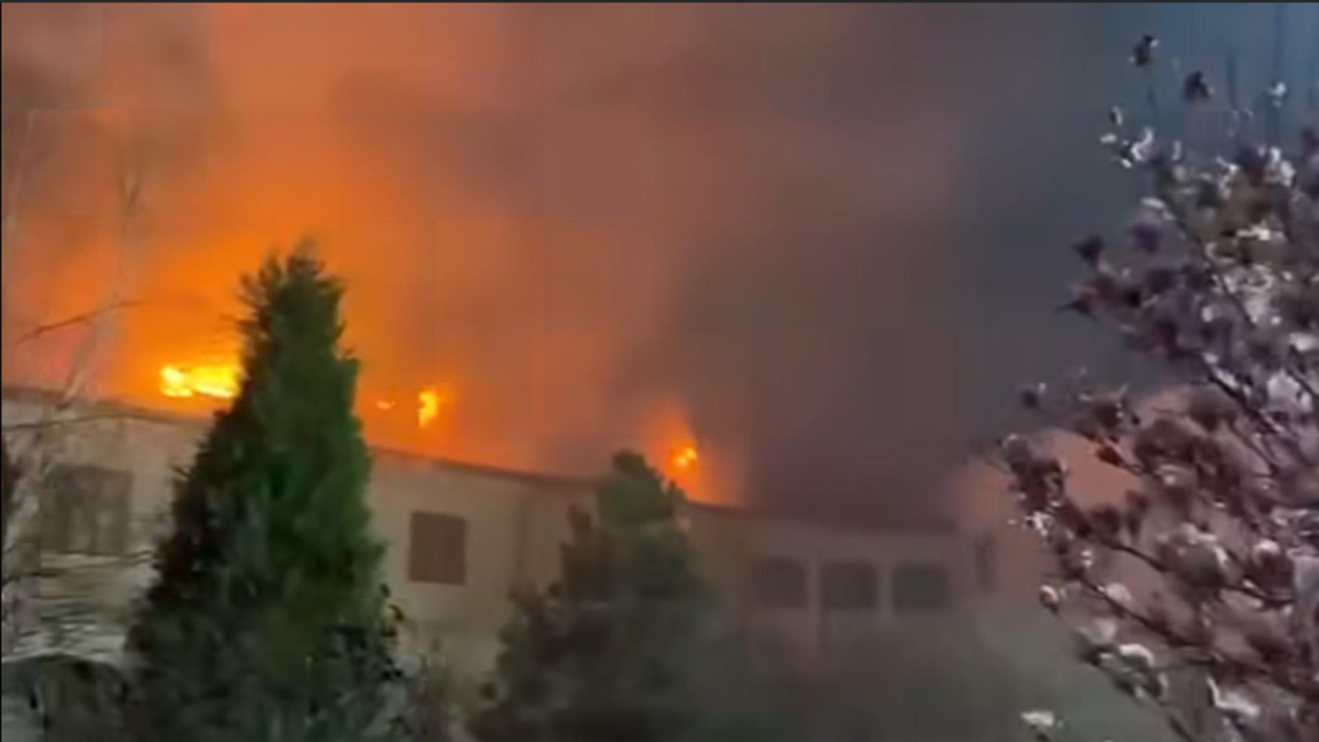 Incendiu devastator la Mănăstirea Bistrița. Flăcările au provocat distrugeri pe o suprafață extinsă, au fost chemați pompieri din trei județe intervin – VIDEO