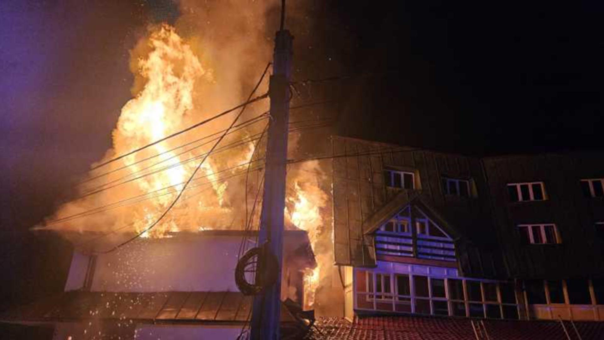 Incendiu de proporții la o cabană din Brașov. FOTO: ISU Brasov