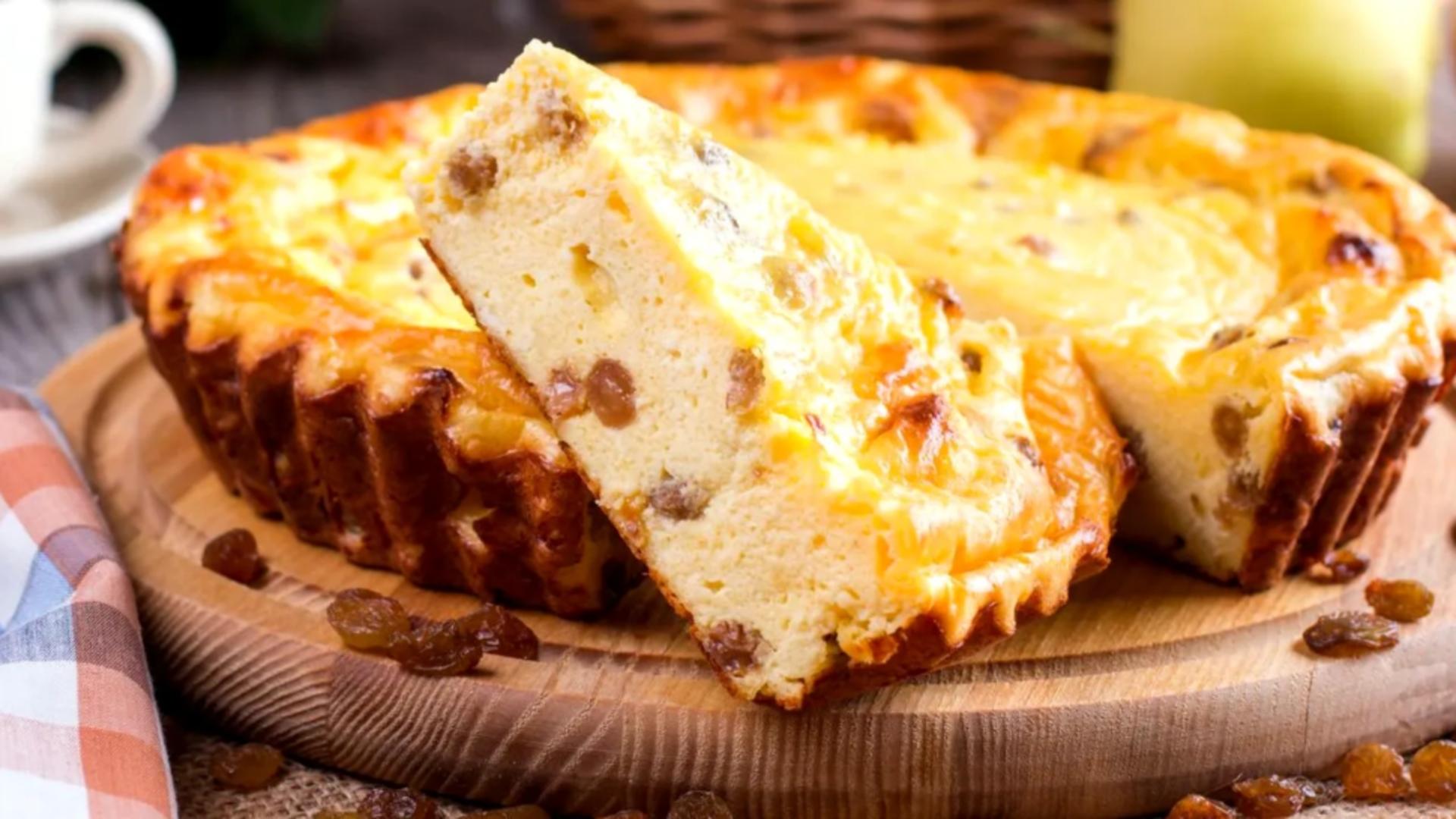 Rețetă de pască fără aluat cu brânză dulce, smântână și stafide aurii