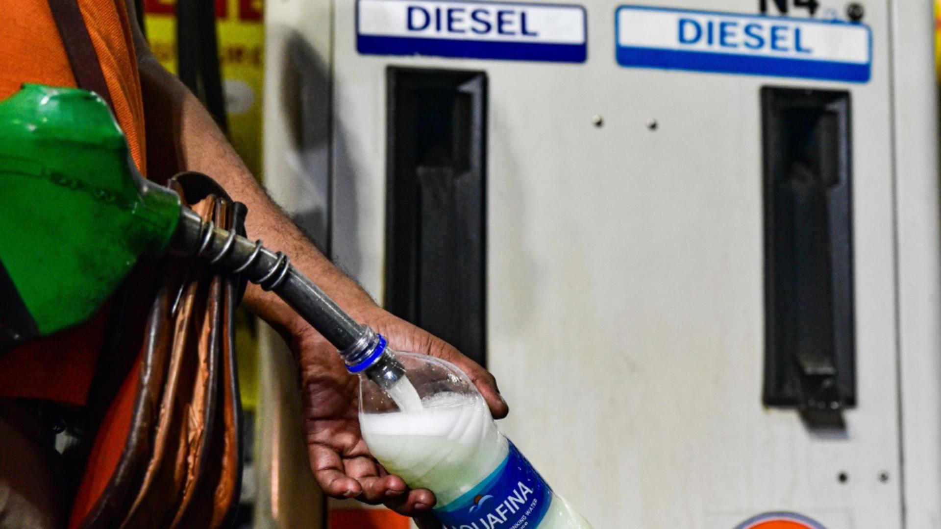 România încă nu raționalizează carburanții, spune Nicușor Dan. Foto/Profimedia