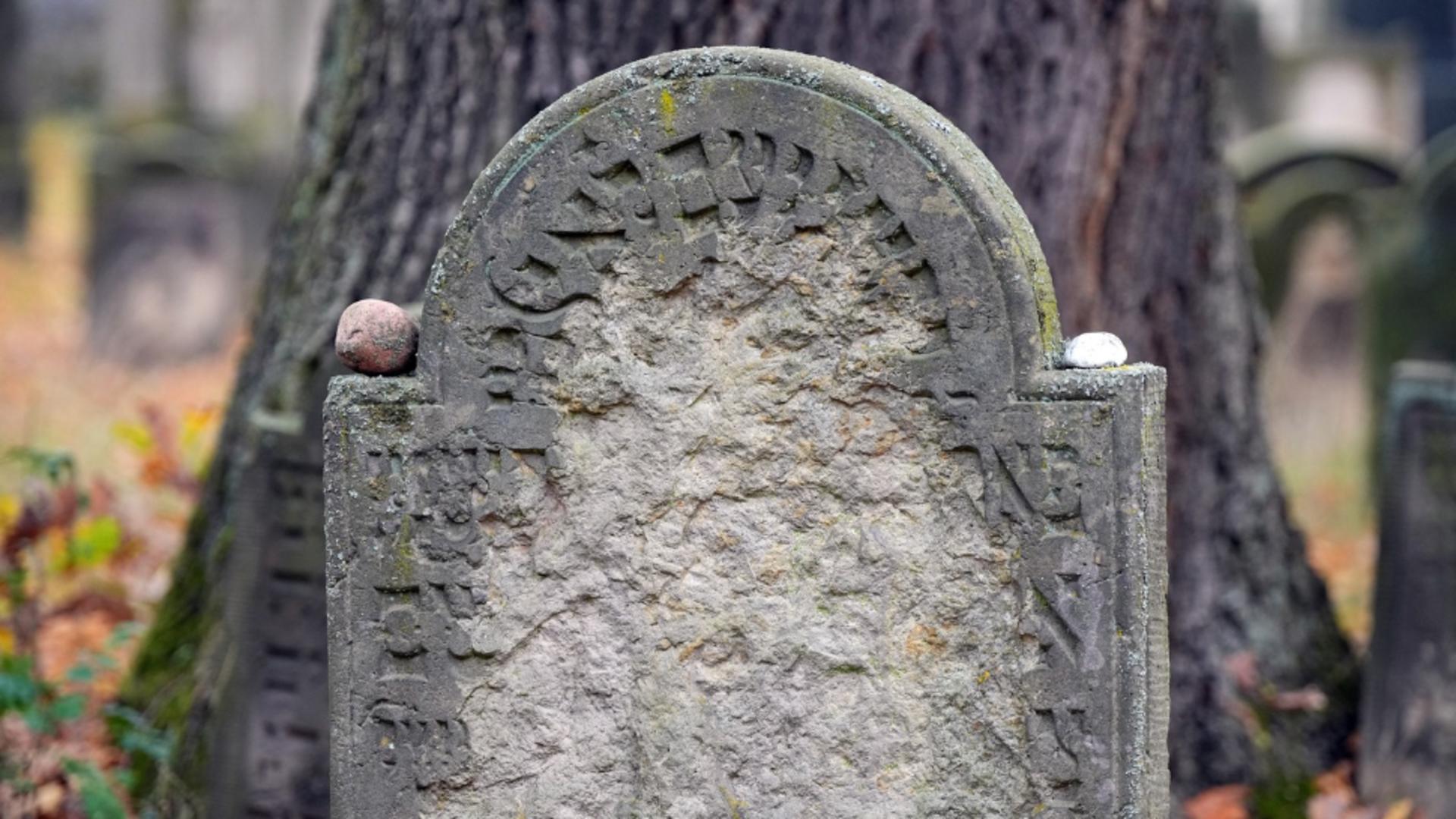 Monumente funerare vandalizate în Cimitirul Evreiesc din Reghin. Foto ilustrativ: Profimedia