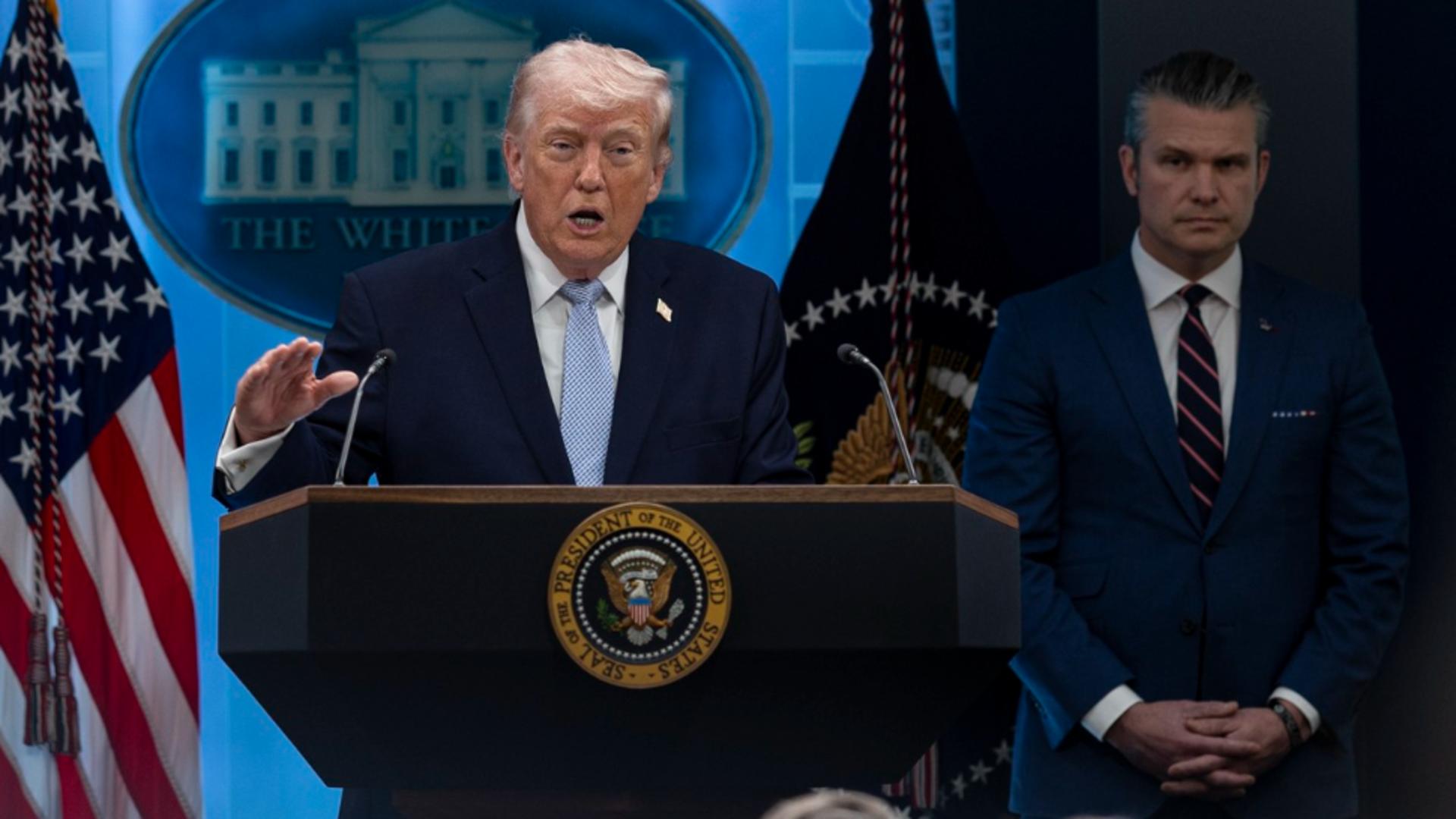 Donald Trump  ;i Pete Hegseth. Foto: Profimedia