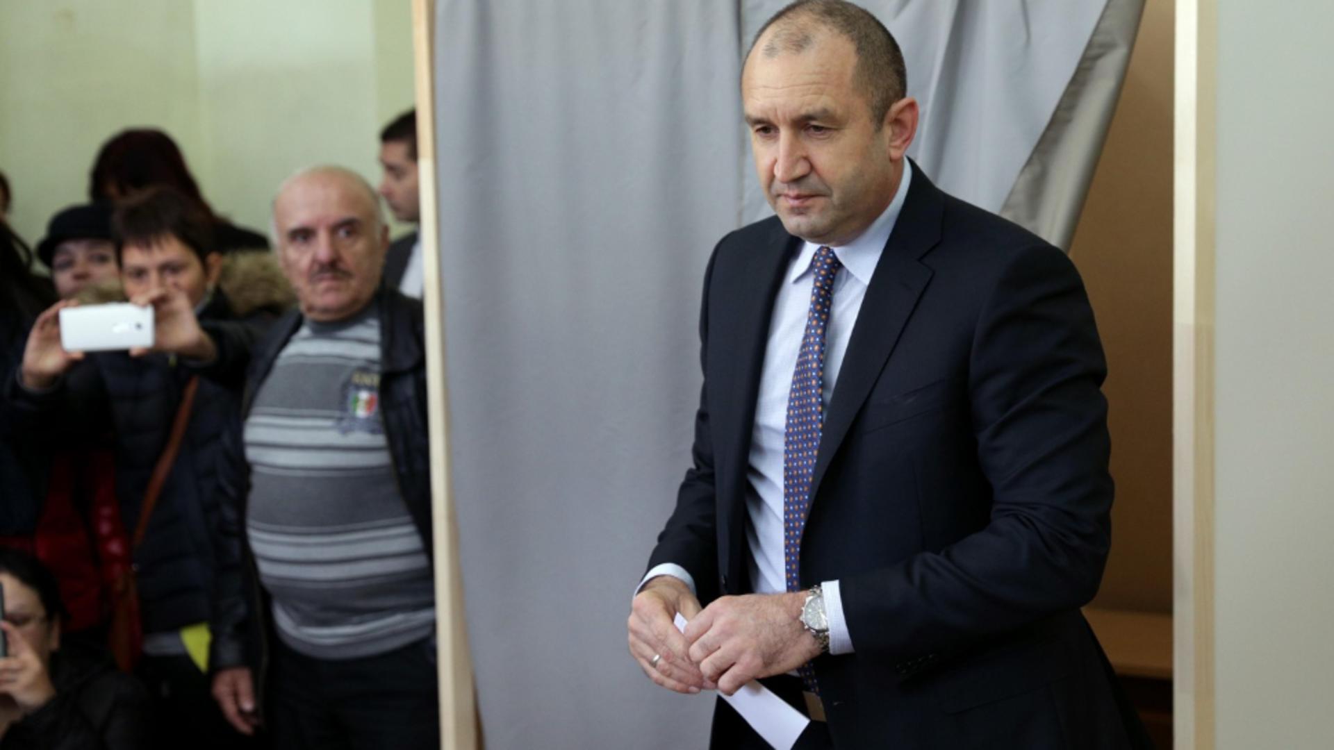 Fostul președinte, Ramen Rudev, domină sondajele exit-poll. Foto/Profimedia