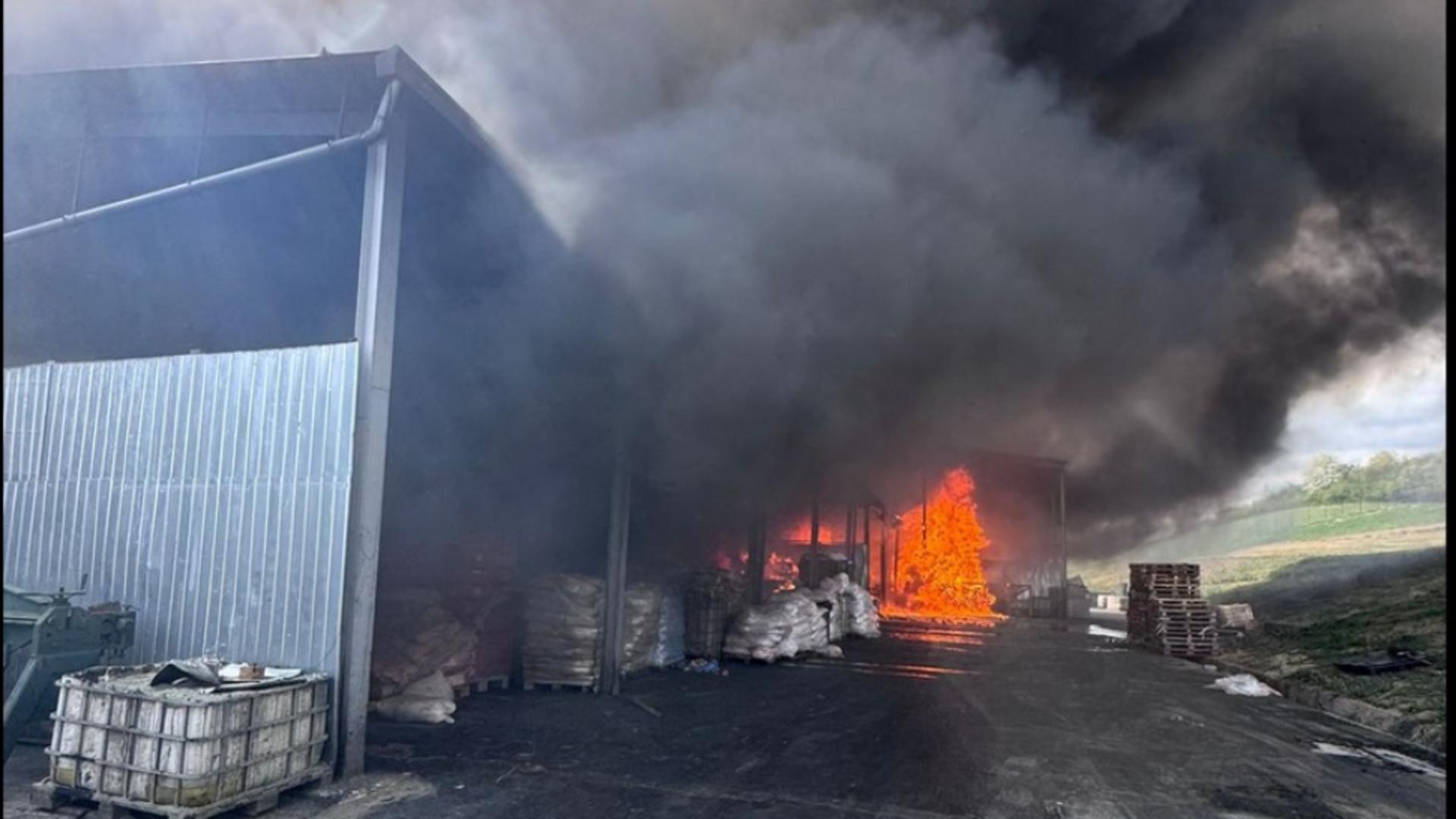 Alertă în Sălaj: Incendiu puternic cu degajări mari de fum. Populația, avertizată prin RO-ALERT VIDEO