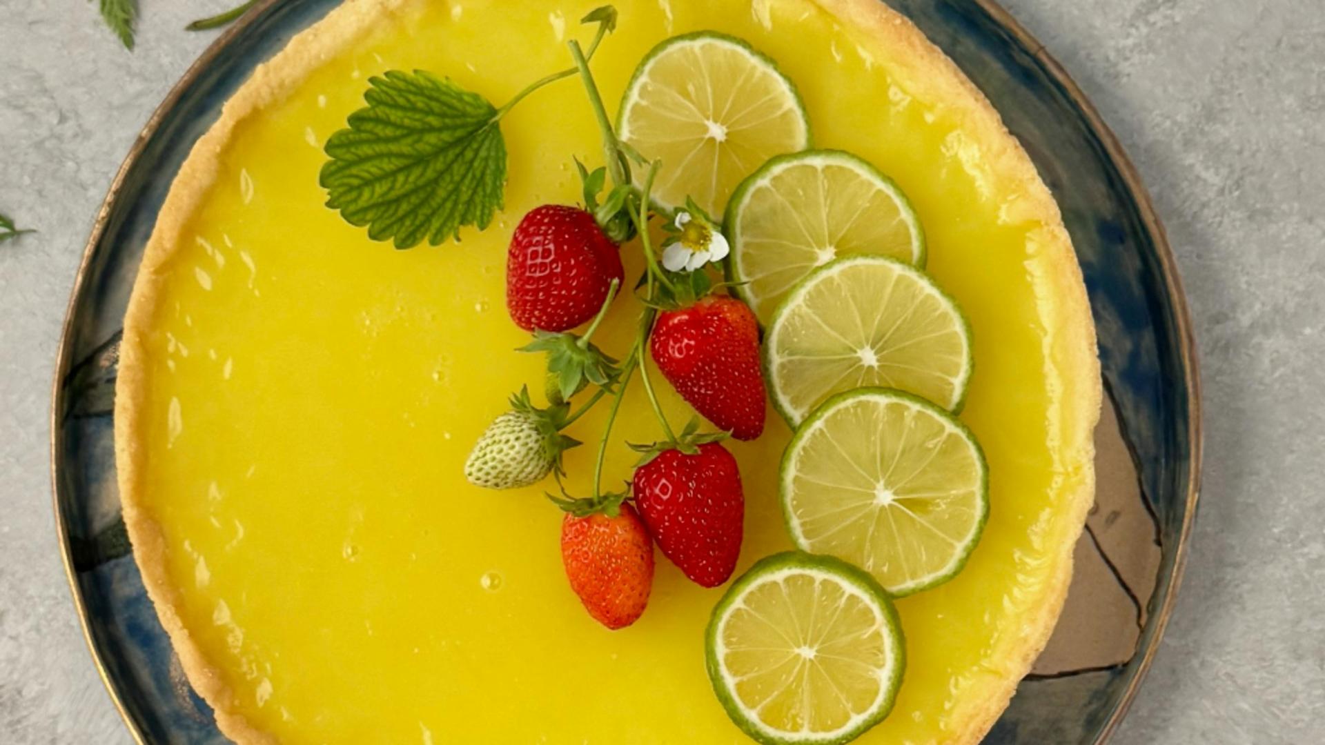 Tartă fină cu lime și cremă răcoritoare de mentă. Desertul răcoros cu gust dulce-acrișor