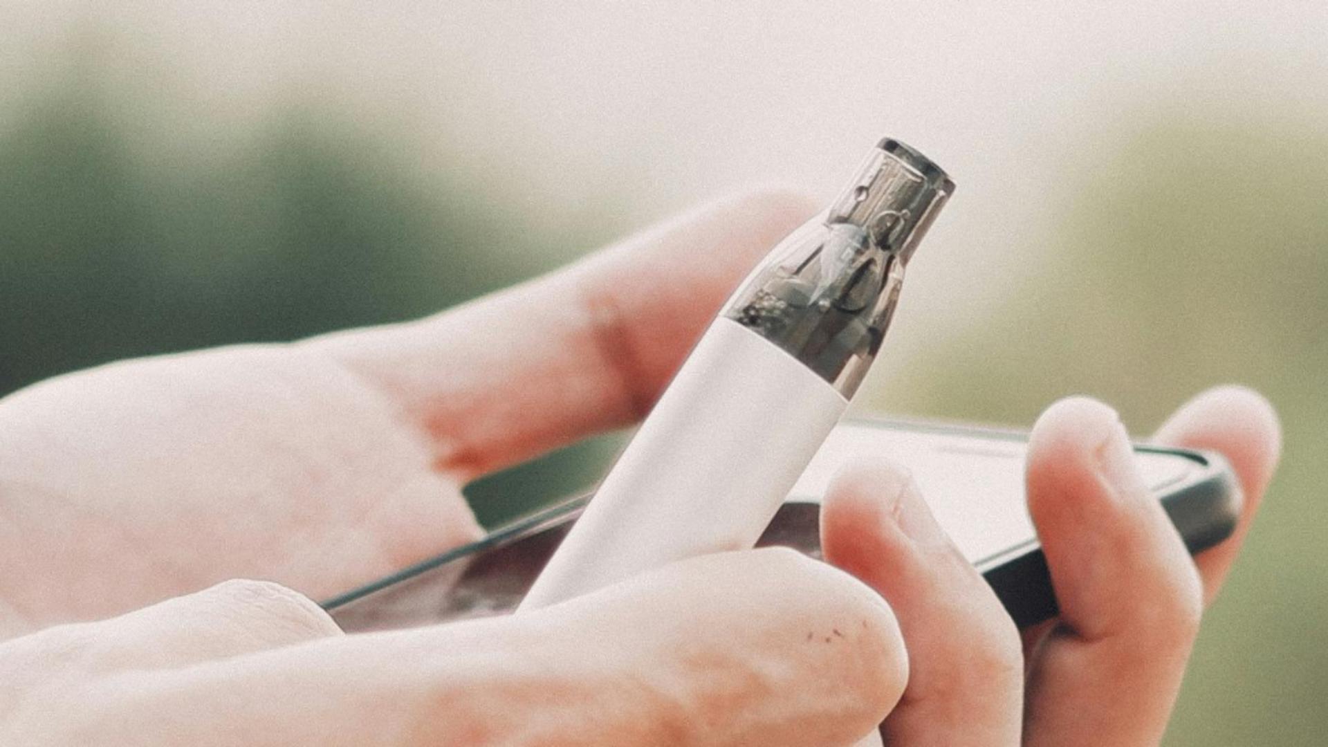 Țigările electronice expun plămânii la metale toxice, chiar și după utilizare pe termen scurt. Ce arată studiile