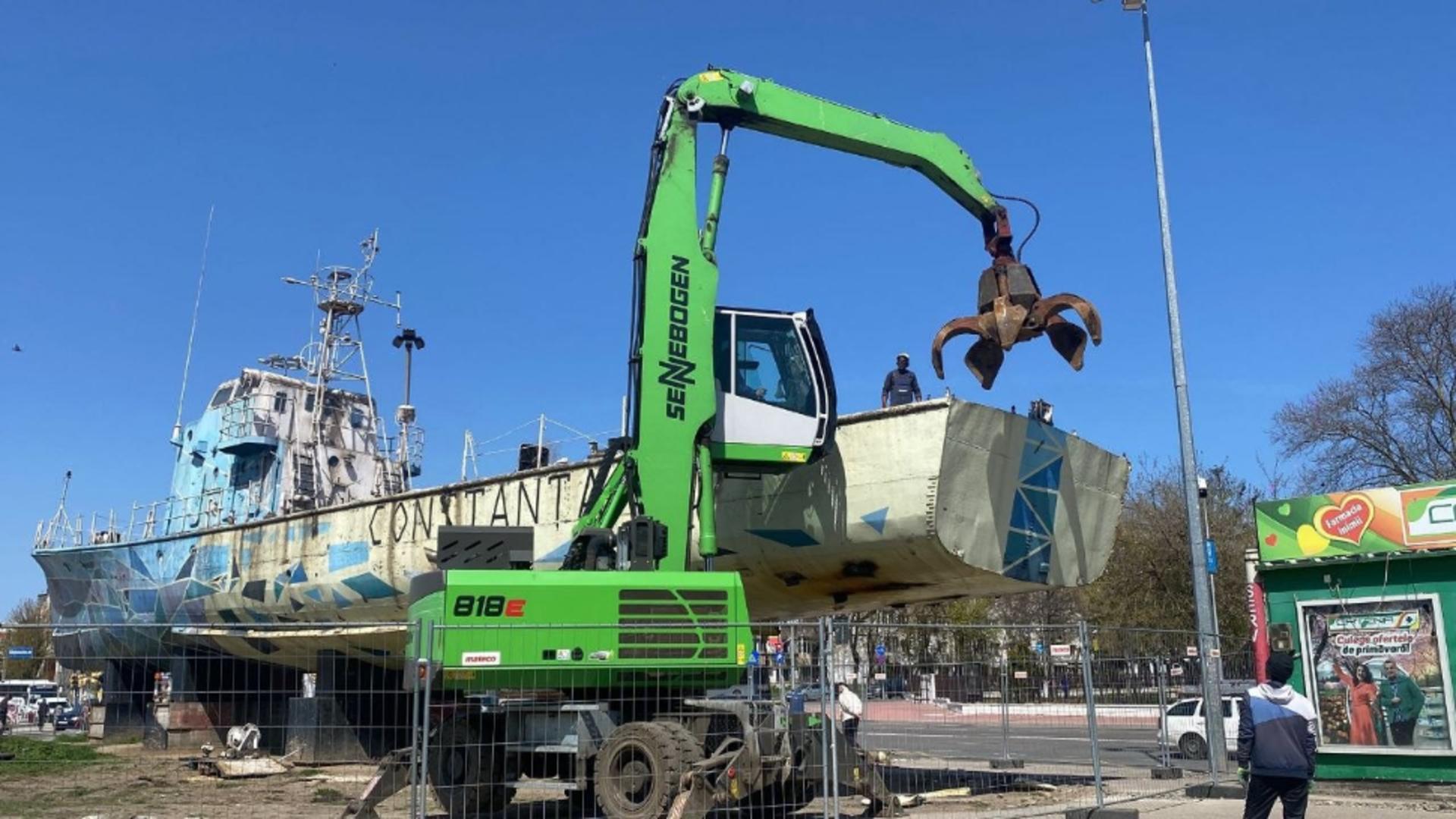 Vaporașul din fața Gării Constanța. Foto: Ziarulamprenta.ro.